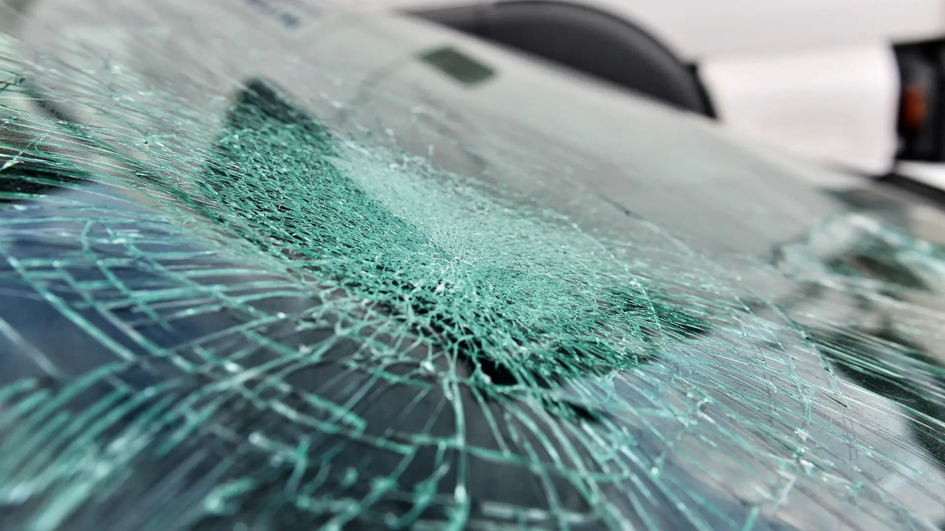 Dueño de coche dando parte a su seguro mgs porque tiene la luna reventada Dueño de coche dando parte a su seguro mgs porque tiene la luna reventada