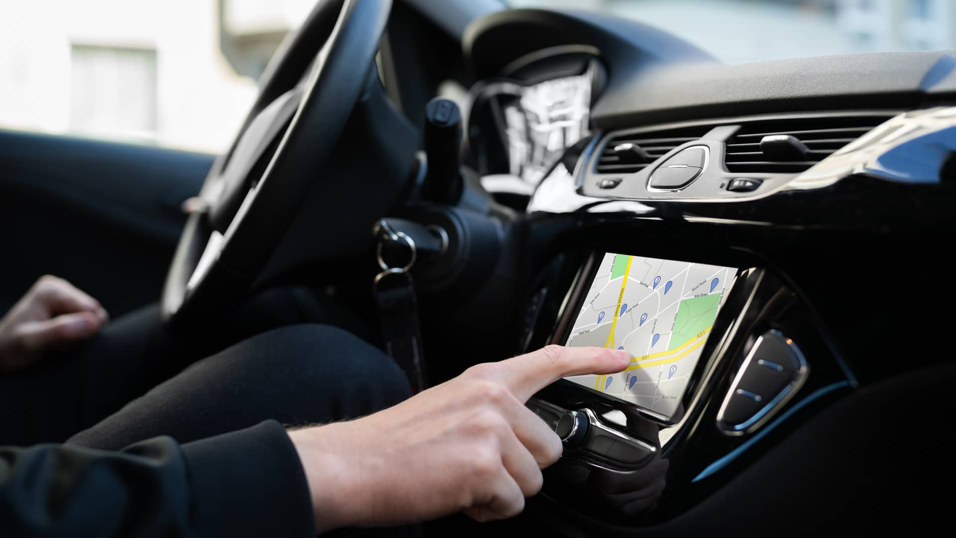 Hombre poniendo ubicación de su domicilio en gps de su nuevo coche asegurado con mgs Hombre poniendo ubicación de su domicilio en gps de su nuevo coche asegurado con mgs