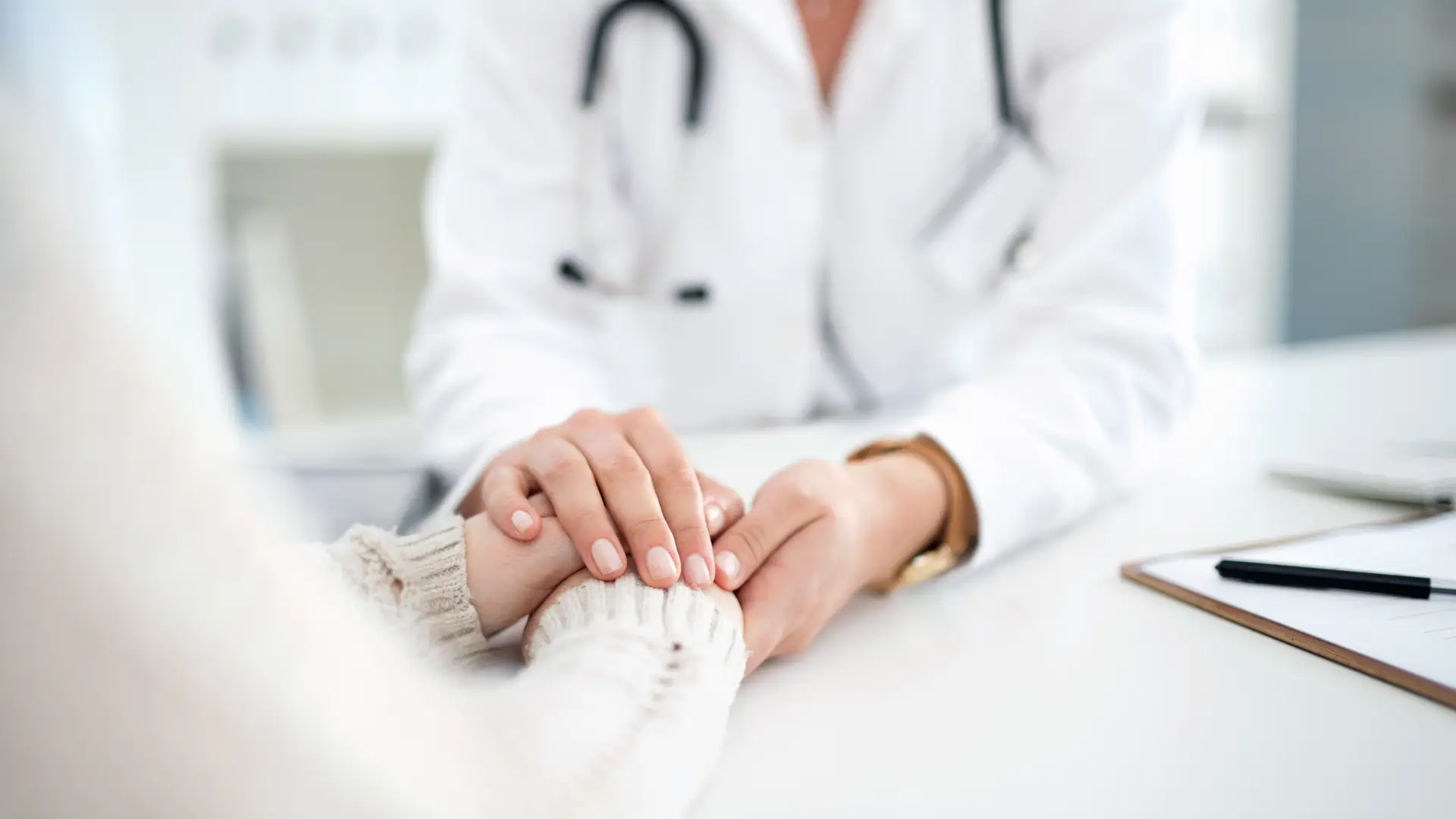 Médico de seguro de salud de mgs dando información sensible a cliente Médico de seguro de salud de mgs dando información sensible a cliente