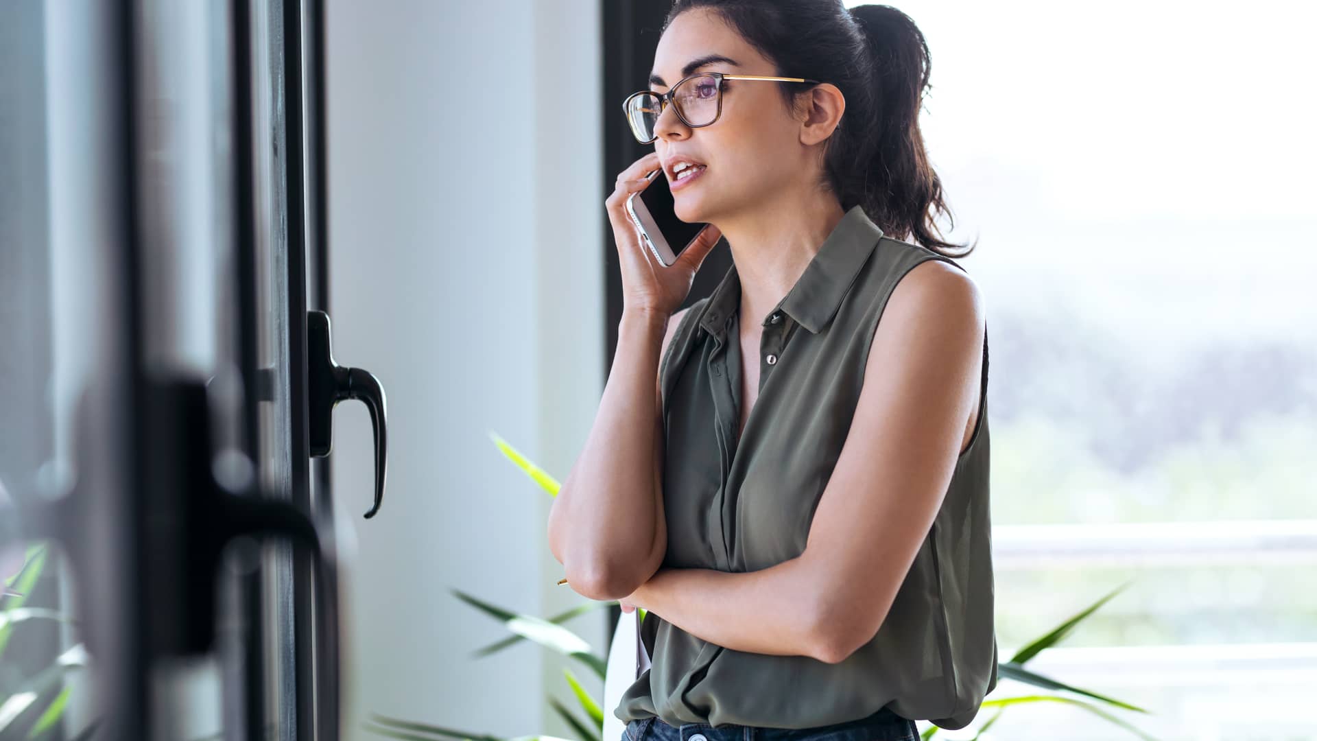 Mujer hablando por su teléfono móvil con teleoperador de mgs Mujer hablando por su teléfono móvil con teleoperador de mgs