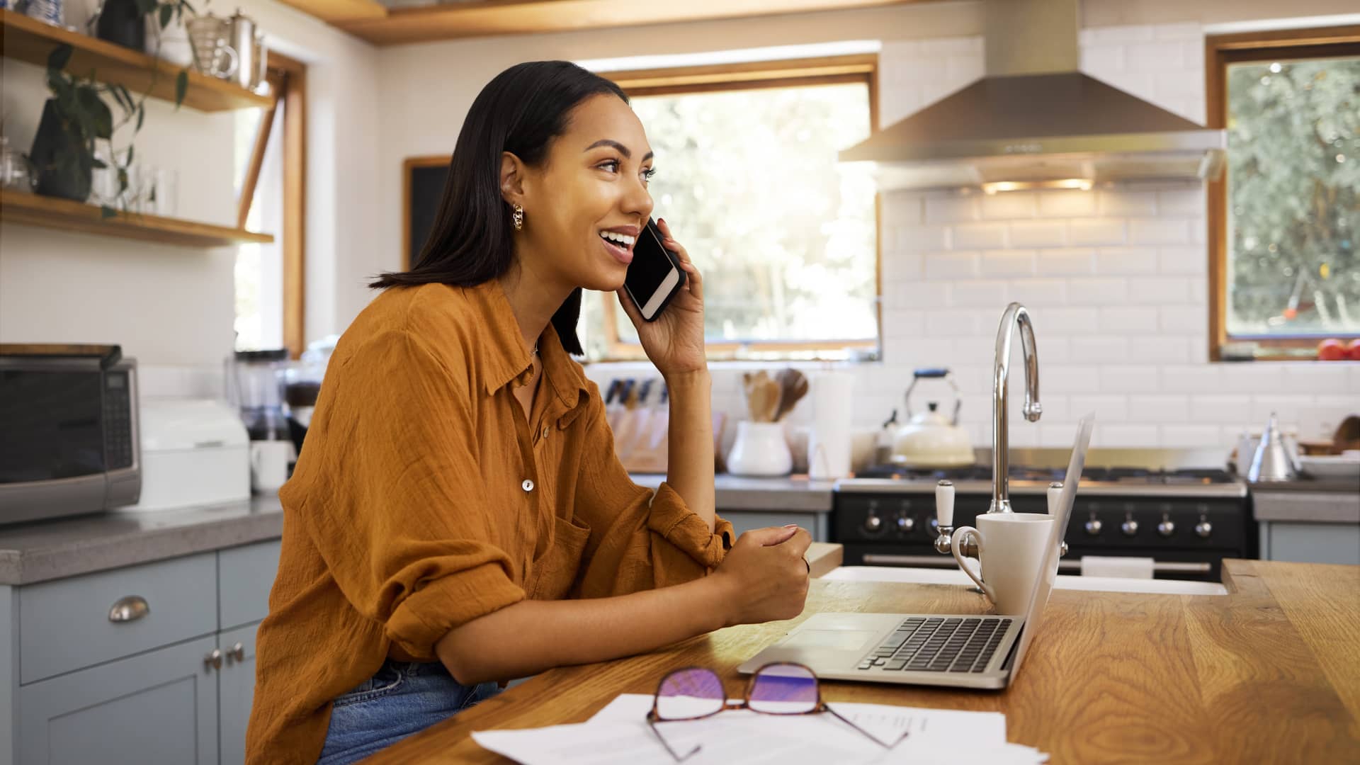 Mujer llamando por teléfono para dar de baja los seguros que tiene contratados con MMT Seguros