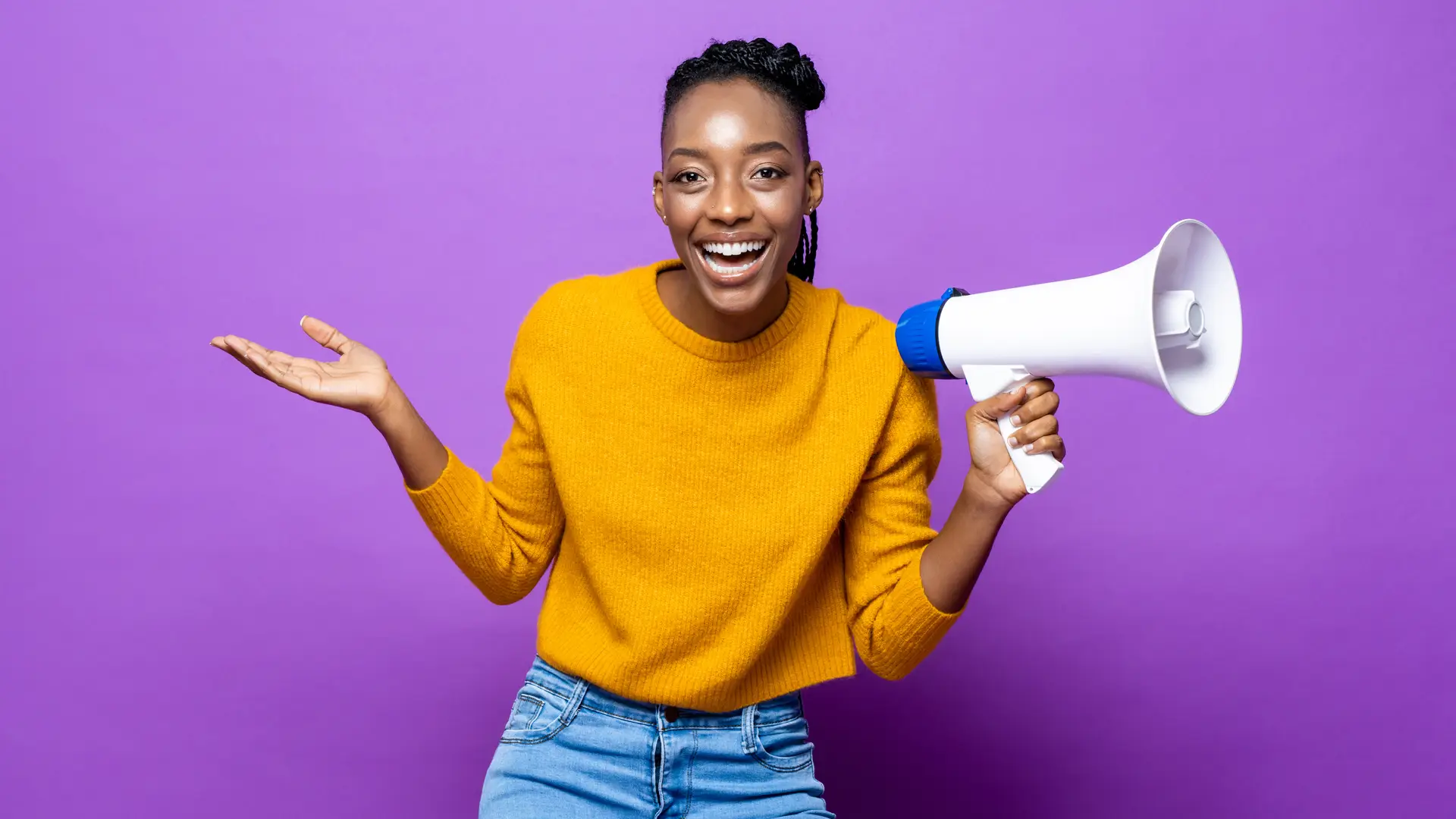 Una mujer con un megáfono sobre un fondo morado que representa las opiniones de Mussap