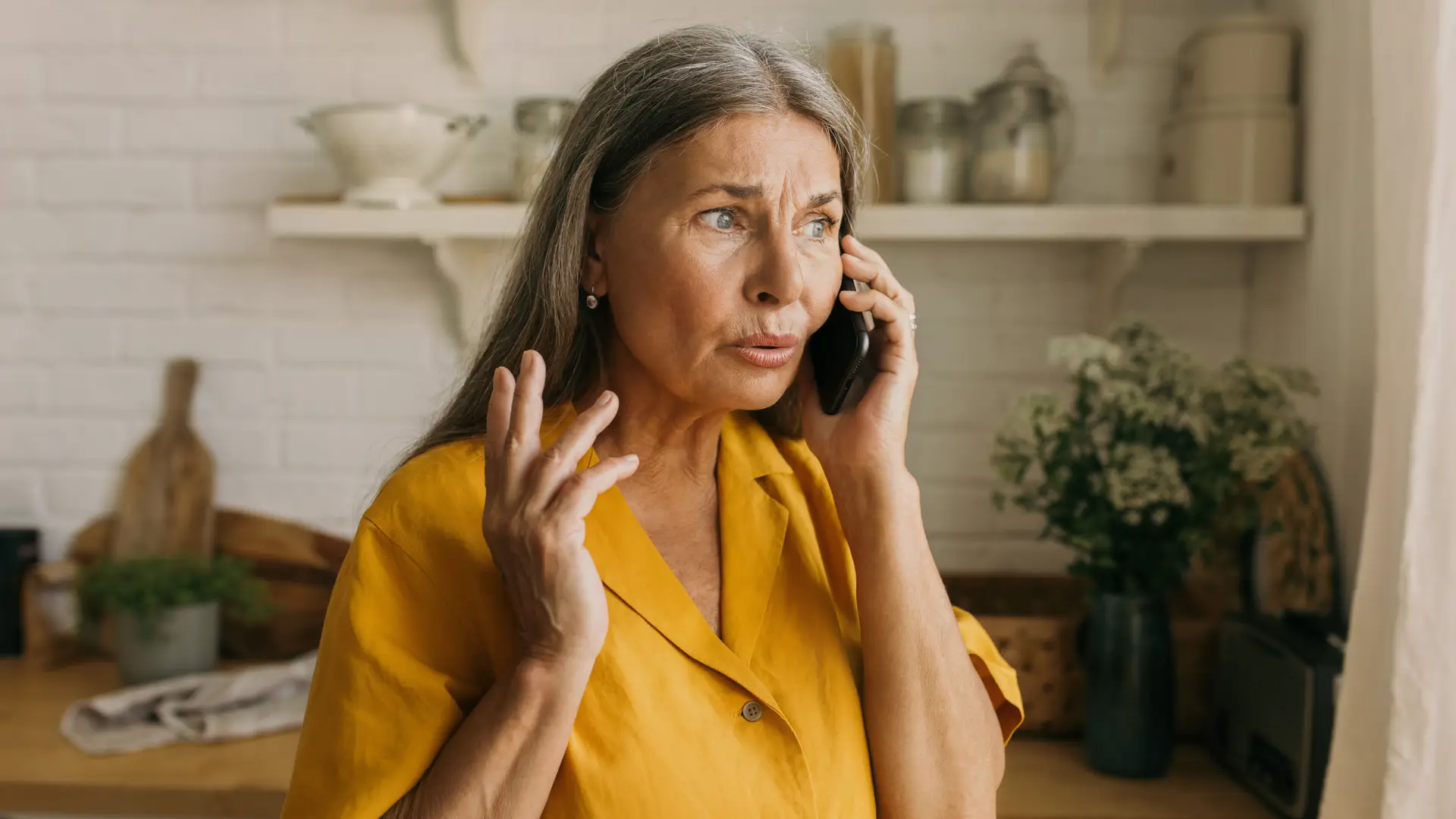 Una mujer hablando por teléfono con la aseguradora Mussap seguros Una mujer hablando por teléfono con la aseguradora Mussap seguros