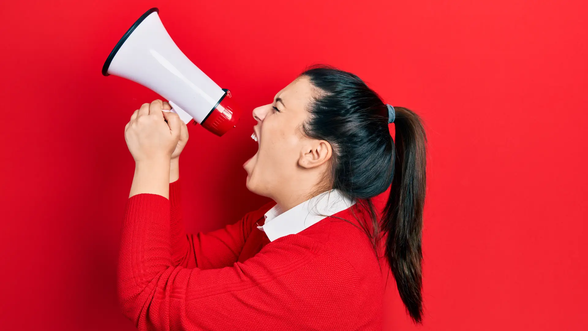 Una chica gritando un un megáfono rojo que representa las opiniones de Mutua de Propietarios Una chica gritando un un megáfono rojo que representa las opiniones de Mutua de Propietarios