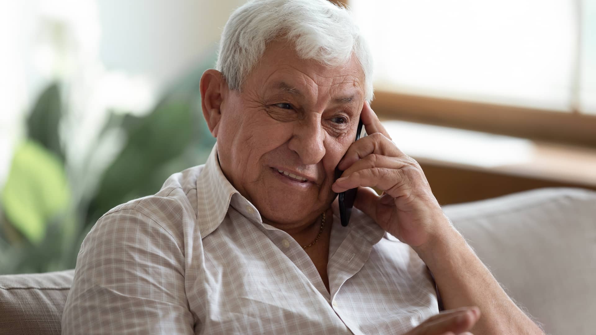 Un hombre hablando por teléfono con la aseguradora Mutua de Propietarios
