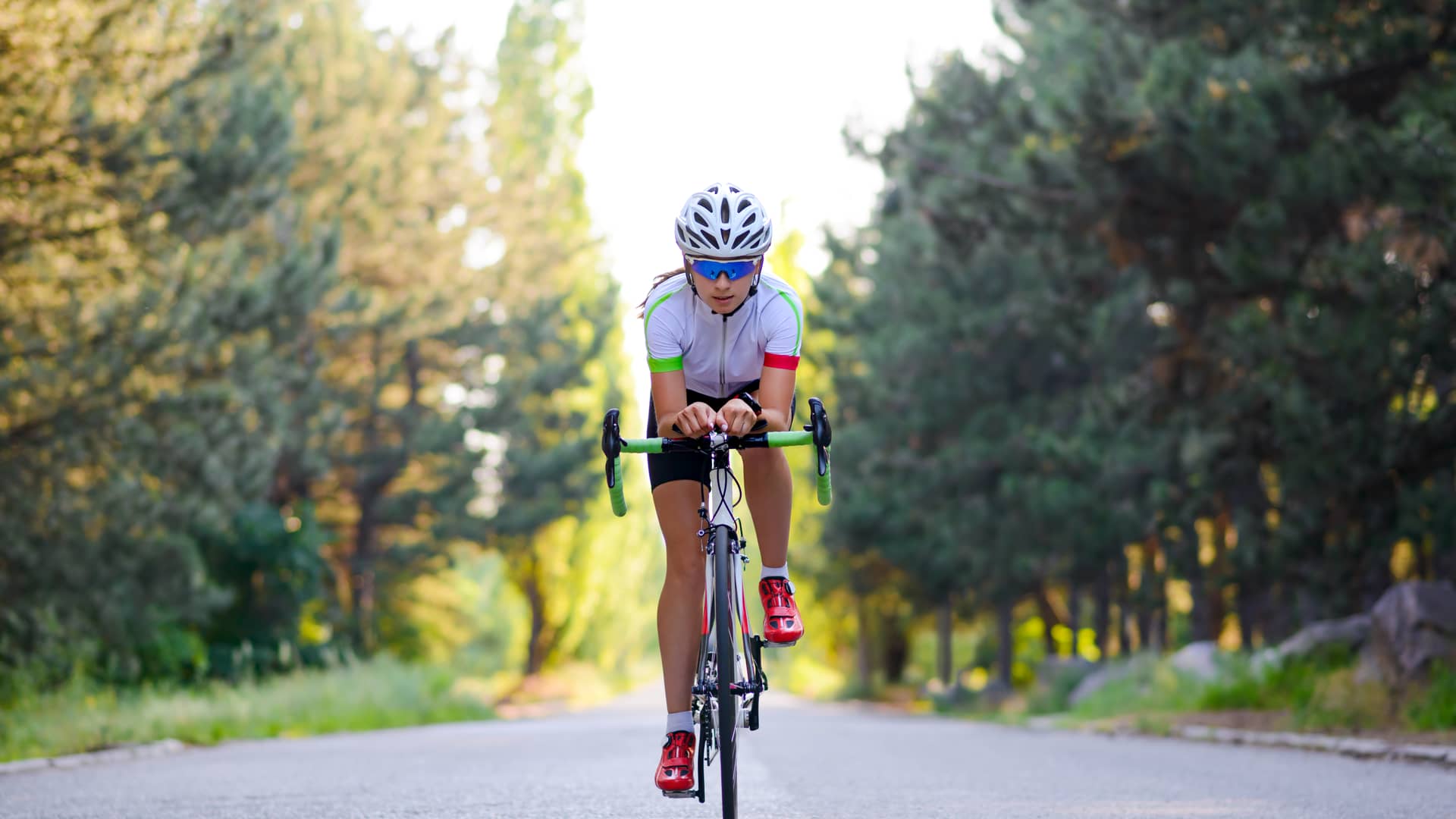 Una joven montando en bicicleta en una carretera de bosque sin seguro para ese deporte en la Mutua Madrileña Una joven montando en bicicleta en una carretera de bosque sin seguro para ese deporte en la Mutua Madrileña