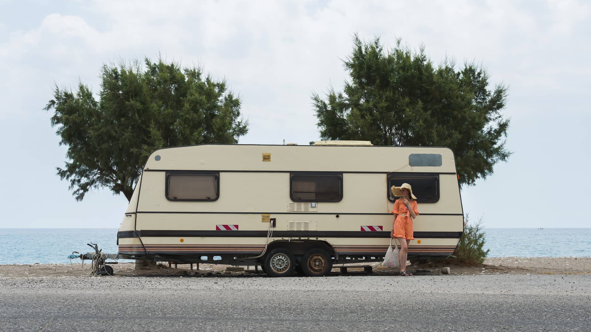 caravana asegurada con la mutua madrileña en mitad de la carretera