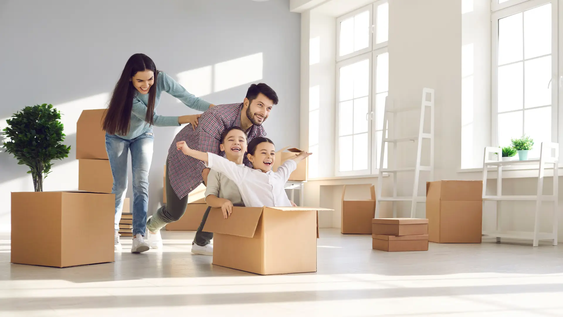 Familia disfrutando de su nueva casa con el seguro de hogar global de Mutua Madrileña Familia disfrutando de su nueva casa con el seguro de hogar global de Mutua Madrileña