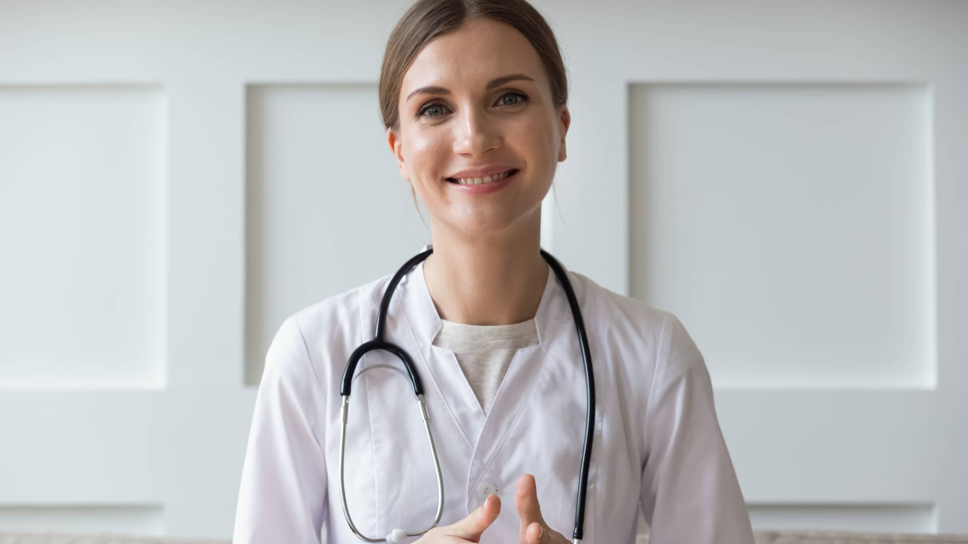 Una médico del seguro de la Mutua Madrileña sonriendo a la cámara