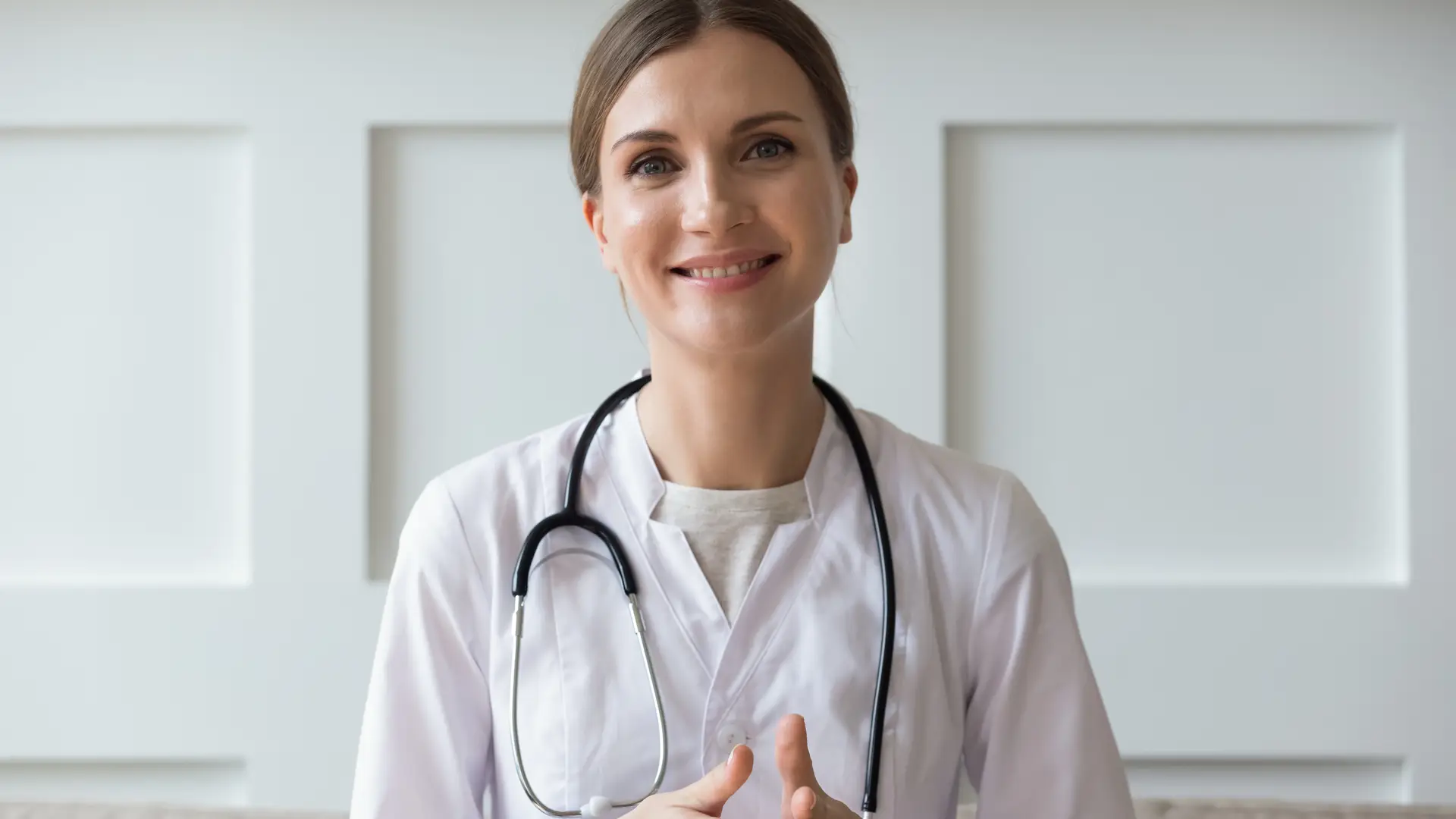 Una médico del seguro de la Mutua Madrileña sonriendo a la cámara Una médico del seguro de la Mutua Madrileña sonriendo a la cámara