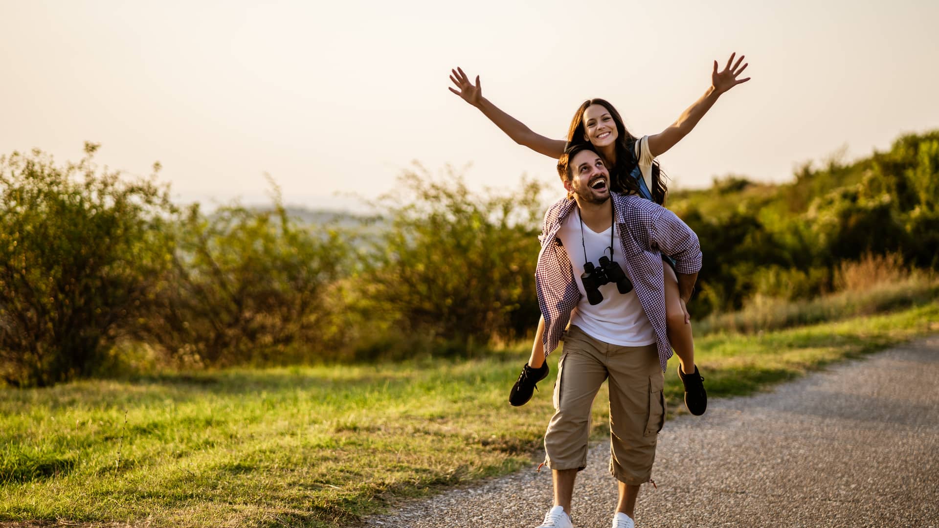 una pareja feliz dando un paseo por el campo tranquilos y contentos porque tienen un seguro de vida familia plus de la mutua madrileña una pareja feliz dando un paseo por el campo tranquilos y contentos porque tienen un seguro de vida familia plus de la mutua madrileña
