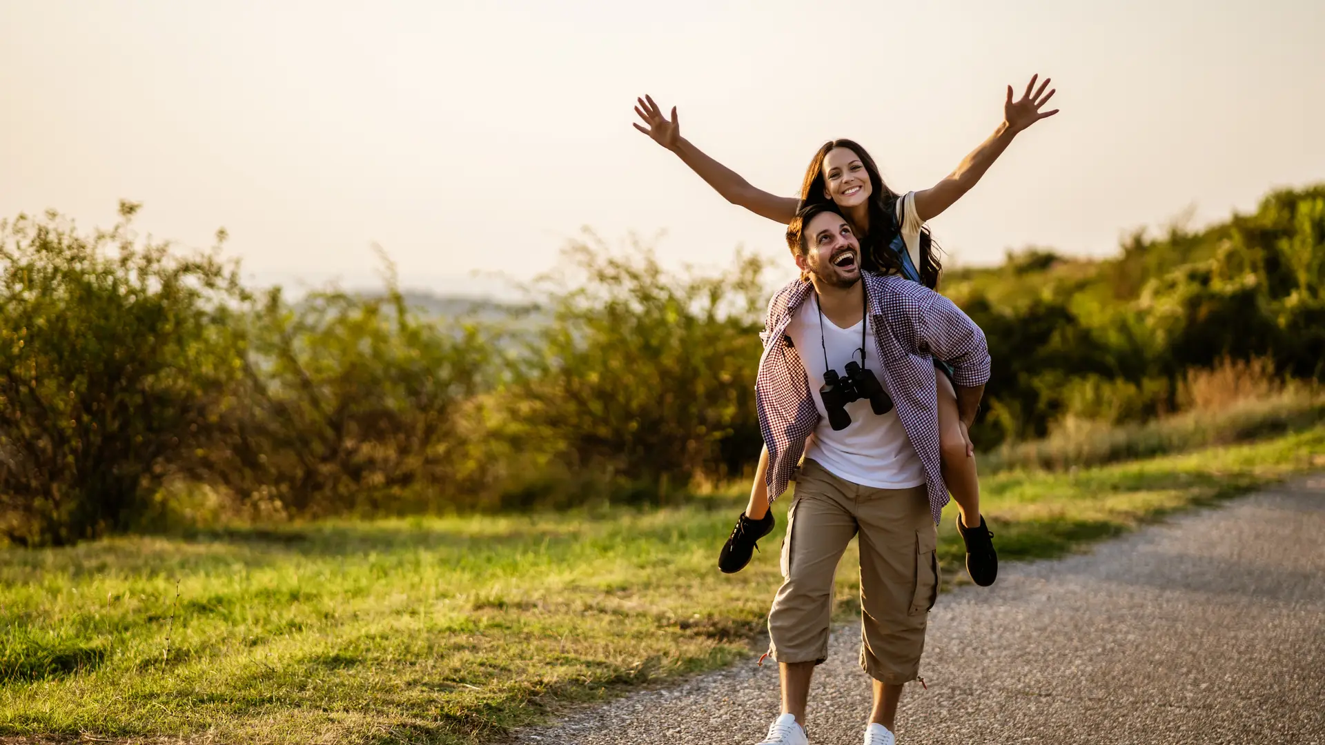 una pareja feliz dando un paseo por el campo tranquilos y contentos porque tienen un seguro de vida familia plus de la mutua madrileña una pareja feliz dando un paseo por el campo tranquilos y contentos porque tienen un seguro de vida familia plus de la mutua madrileña