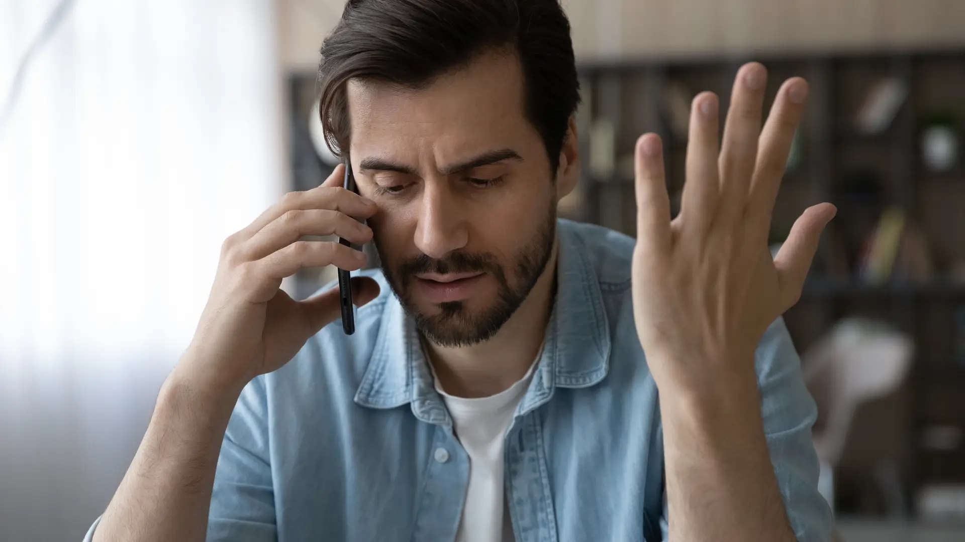 Chico enfadado llamando por telefono para dar parte a su aseguradora Nationale Nederlanden Chico enfadado llamando por telefono para dar parte a su aseguradora Nationale Nederlanden
