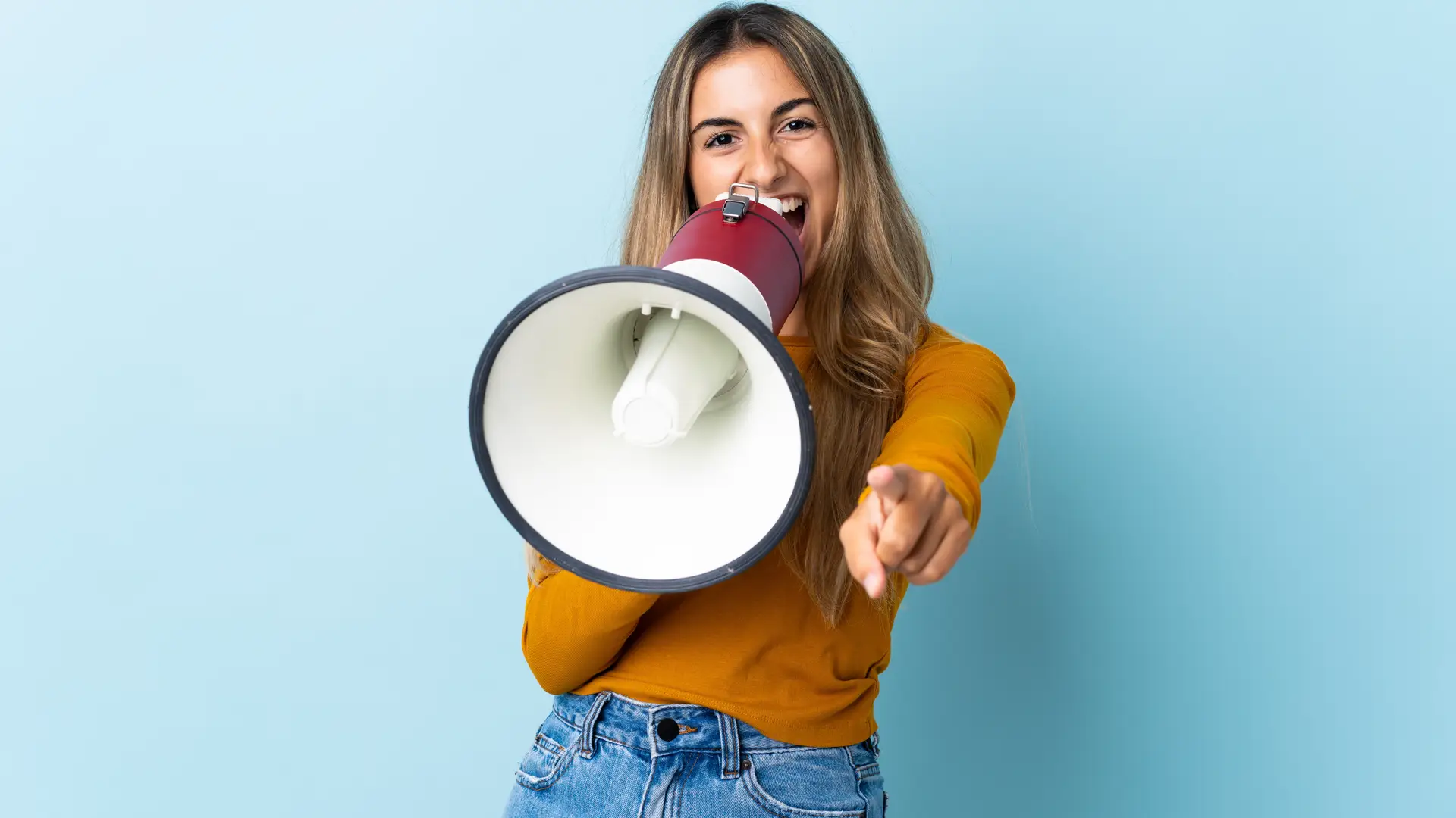 Chica con megáfono que representa las opiniones de Nationale Nederlanden