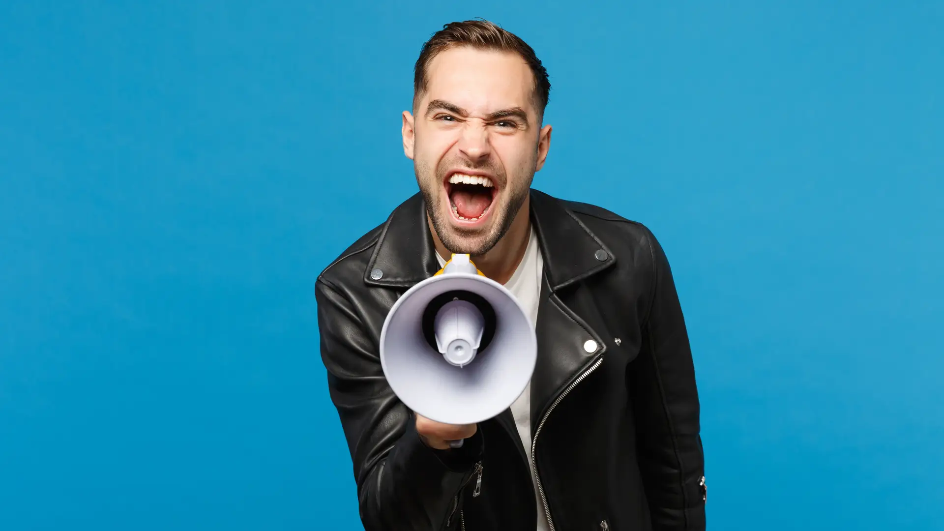 Un chico gritando con un megáfono que representa las opiniones de Nueva Mutua Sanitaria