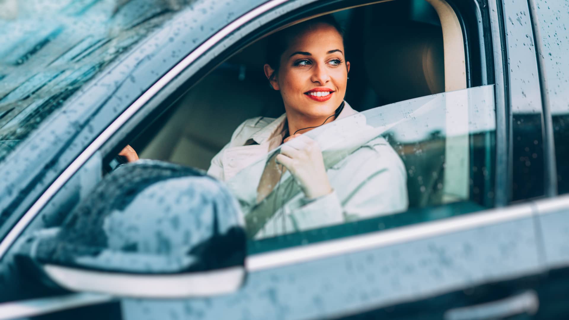 Mujer conduciendo su coche con seguro con aseguradora ocaso