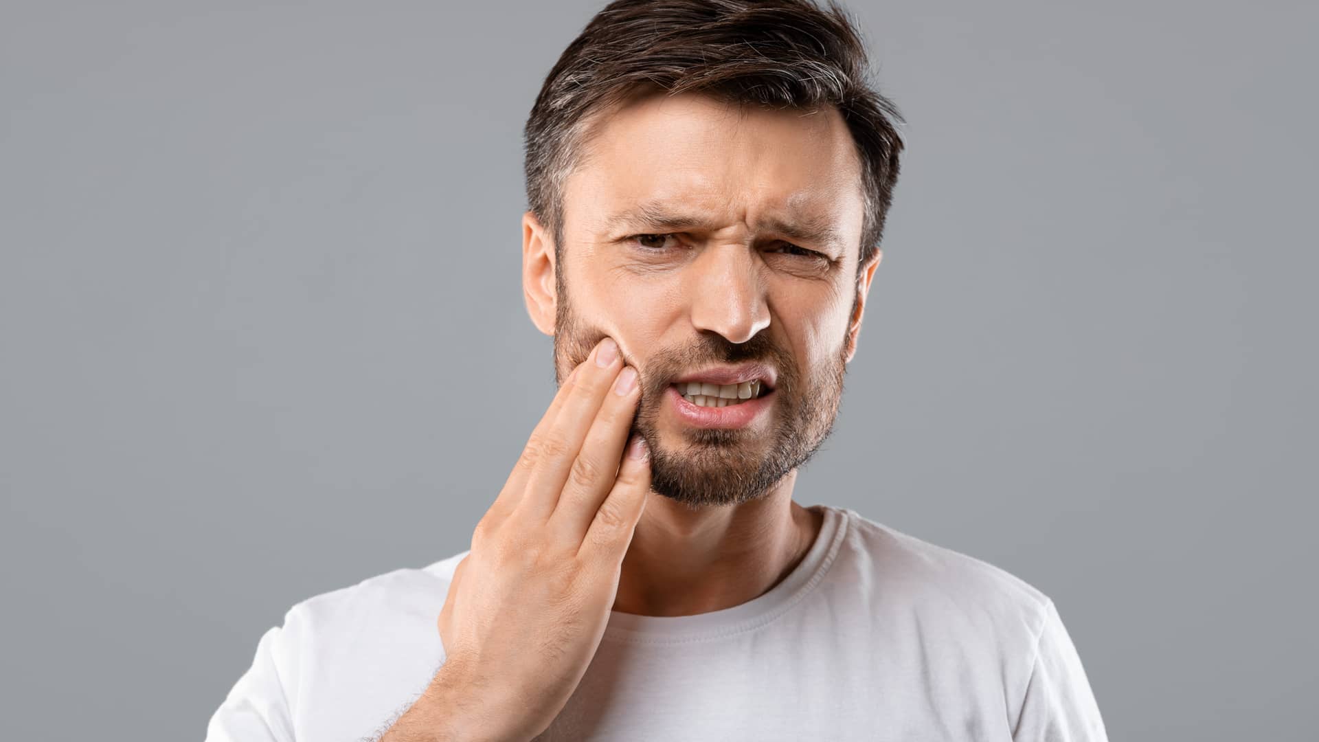 Hombre con seguro dental en aseguradora ocaso con dolor de muelas Hombre con seguro dental en aseguradora ocaso con dolor de muelas