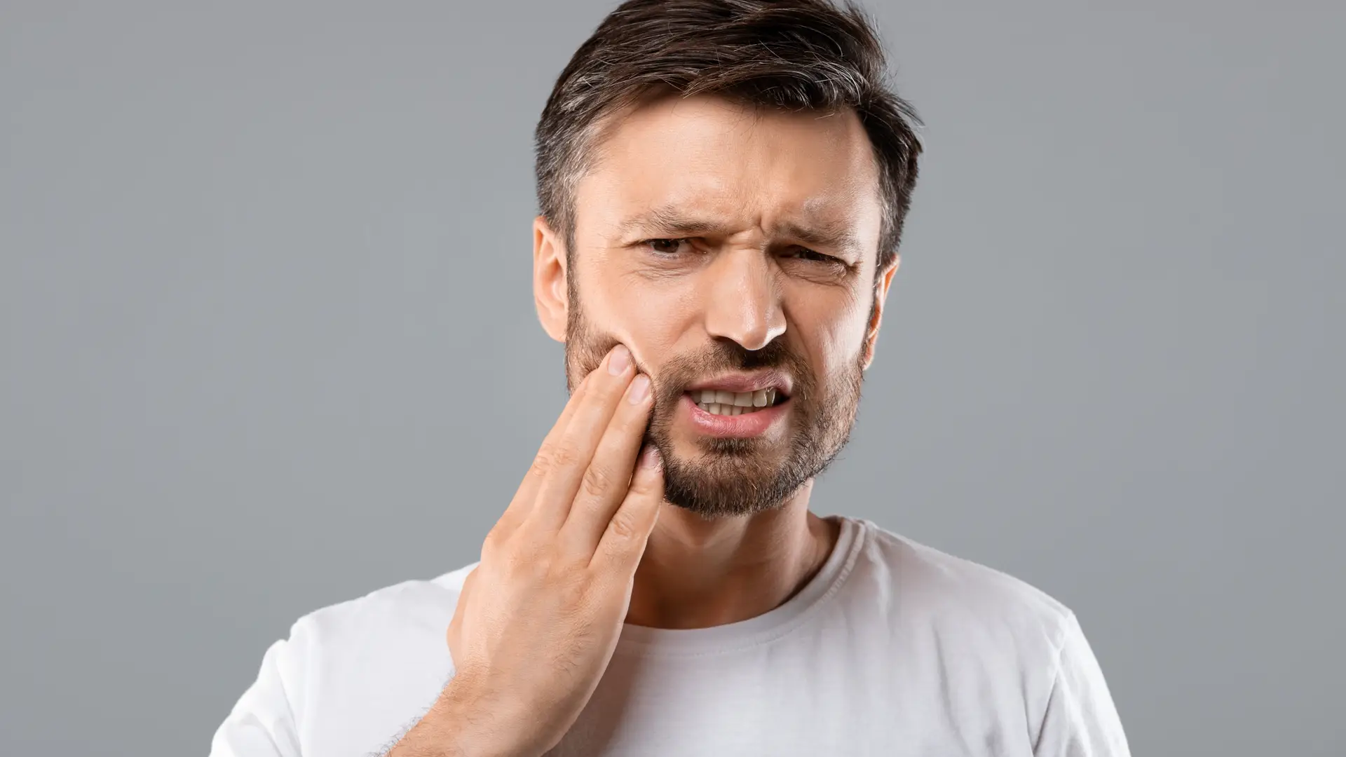 Hombre con seguro dental en aseguradora ocaso con dolor de muelas Hombre con seguro dental en aseguradora ocaso con dolor de muelas