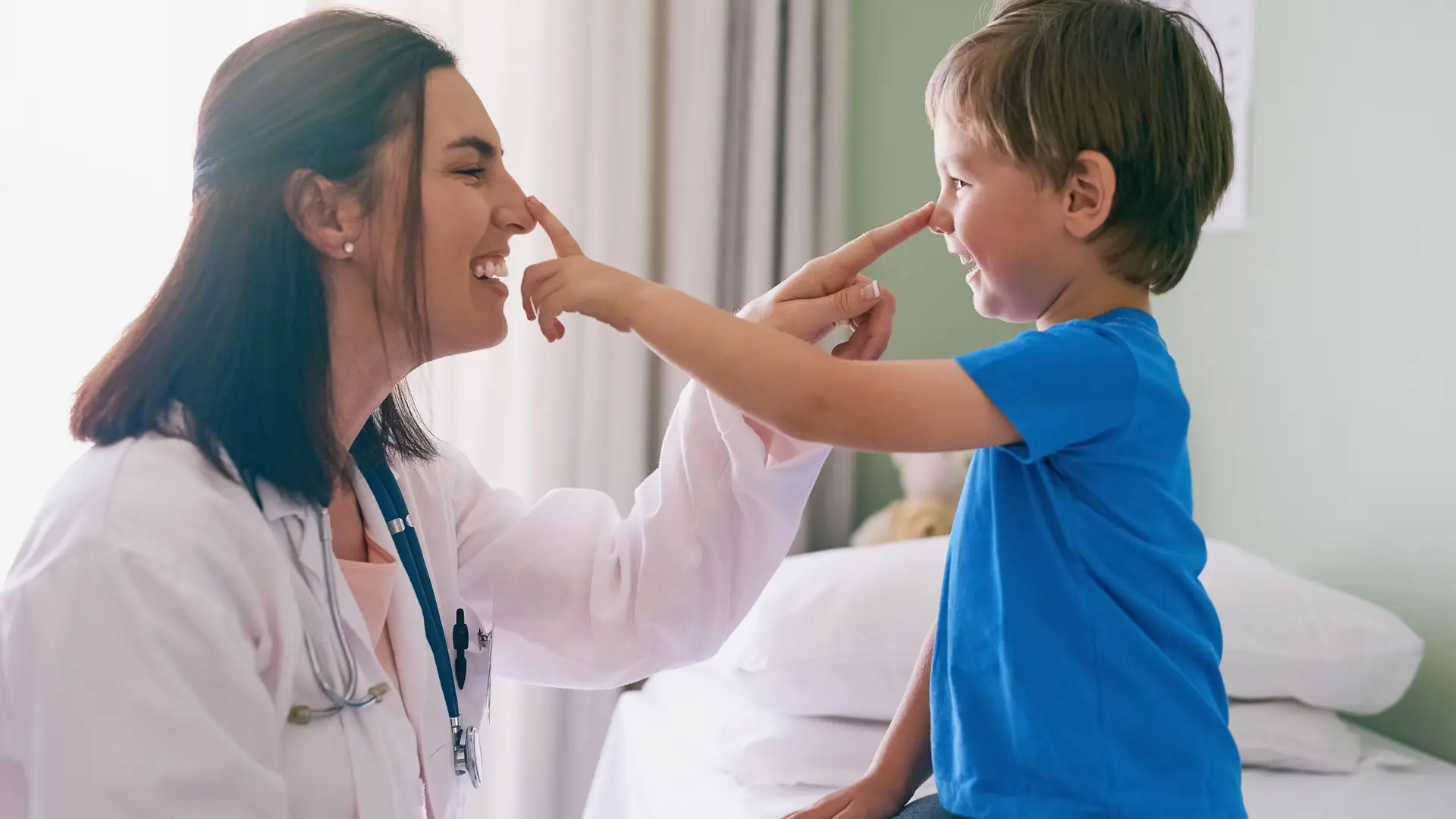 Médica de seguro de saludo ocaso atendiendo a niño Médica de seguro de saludo ocaso atendiendo a niño
