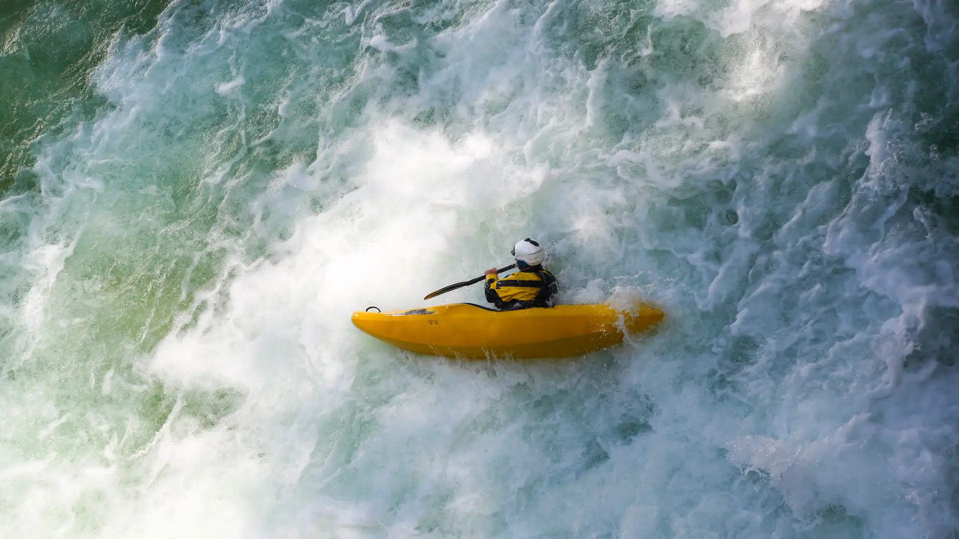 Kayakista de aguas bravas extremas con seguro de vida con ocaso seguro Kayakista de aguas bravas extremas con seguro de vida con ocaso seguro