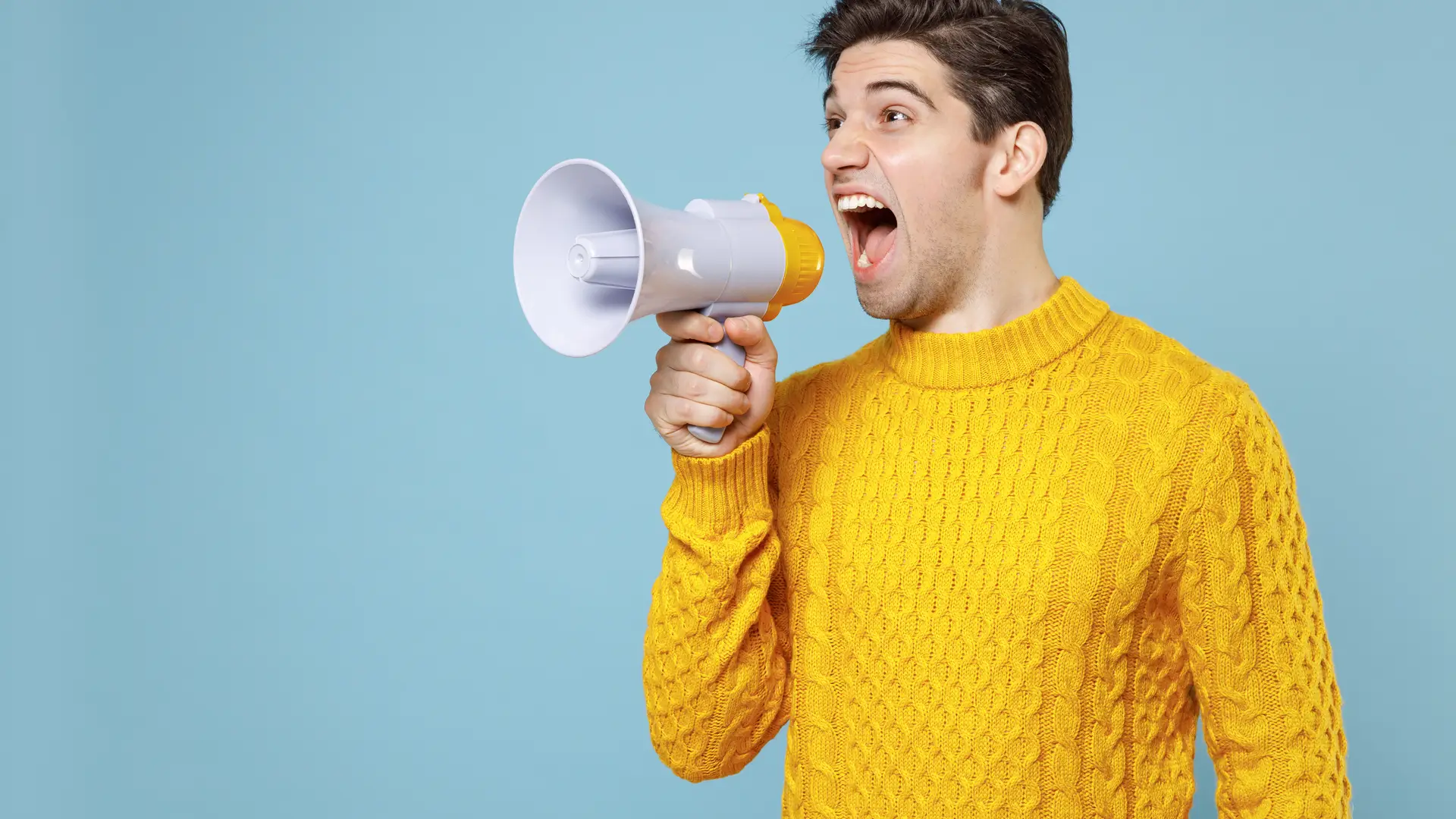 Un chico gritando con un megáfono que representa las opiniones de Patria Hispana Un chico gritando con un megáfono que representa las opiniones de Patria Hispana