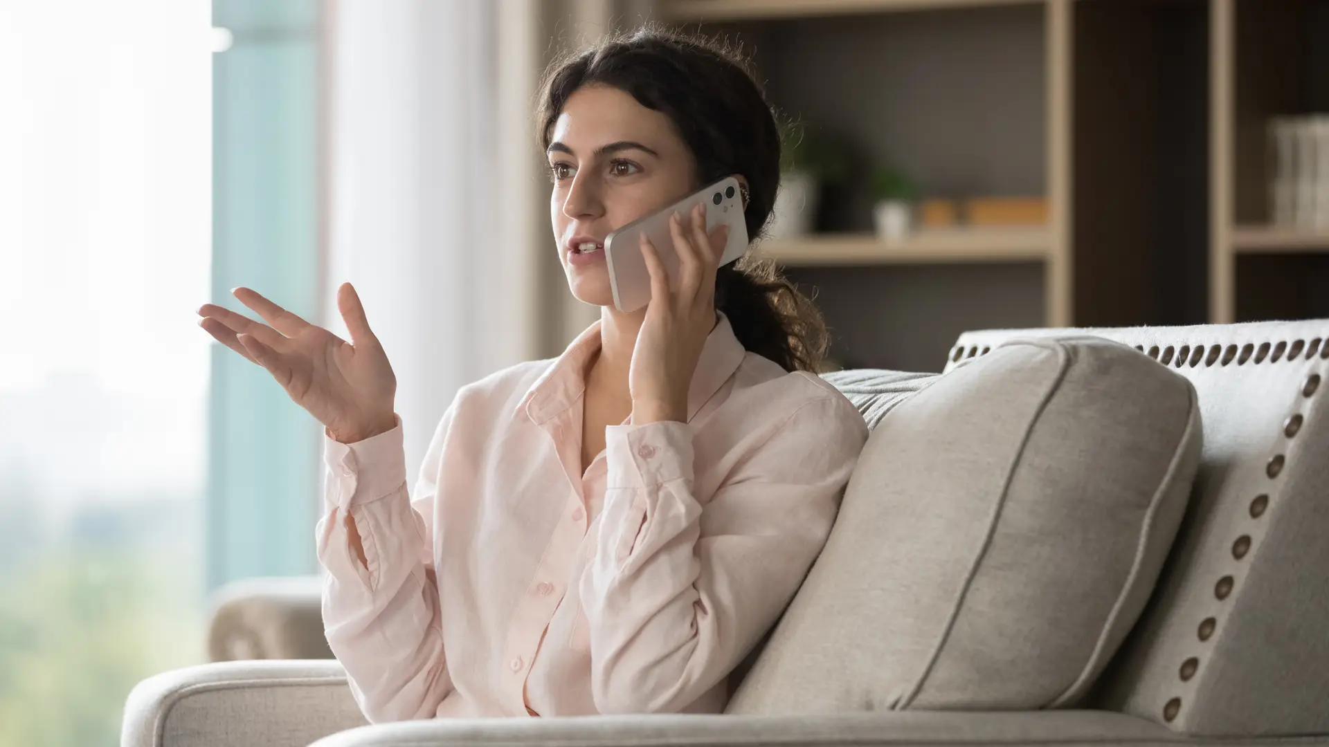 Una mujer hablando por teléfono con su aseguradora Patria Hispana Una mujer hablando por teléfono con su aseguradora Patria Hispana