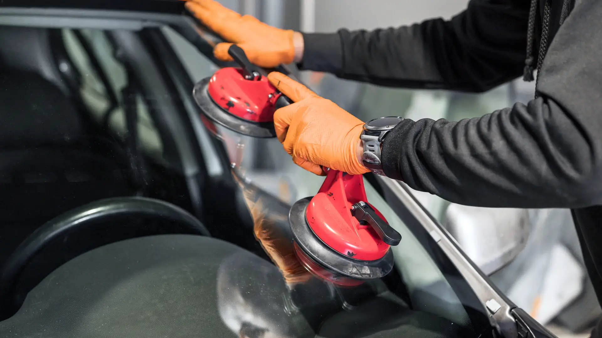 Técnico cambiando luna de coche de cliente que ha dado parte a su seguro pelayo Técnico cambiando luna de coche de cliente que ha dado parte a su seguro pelayo