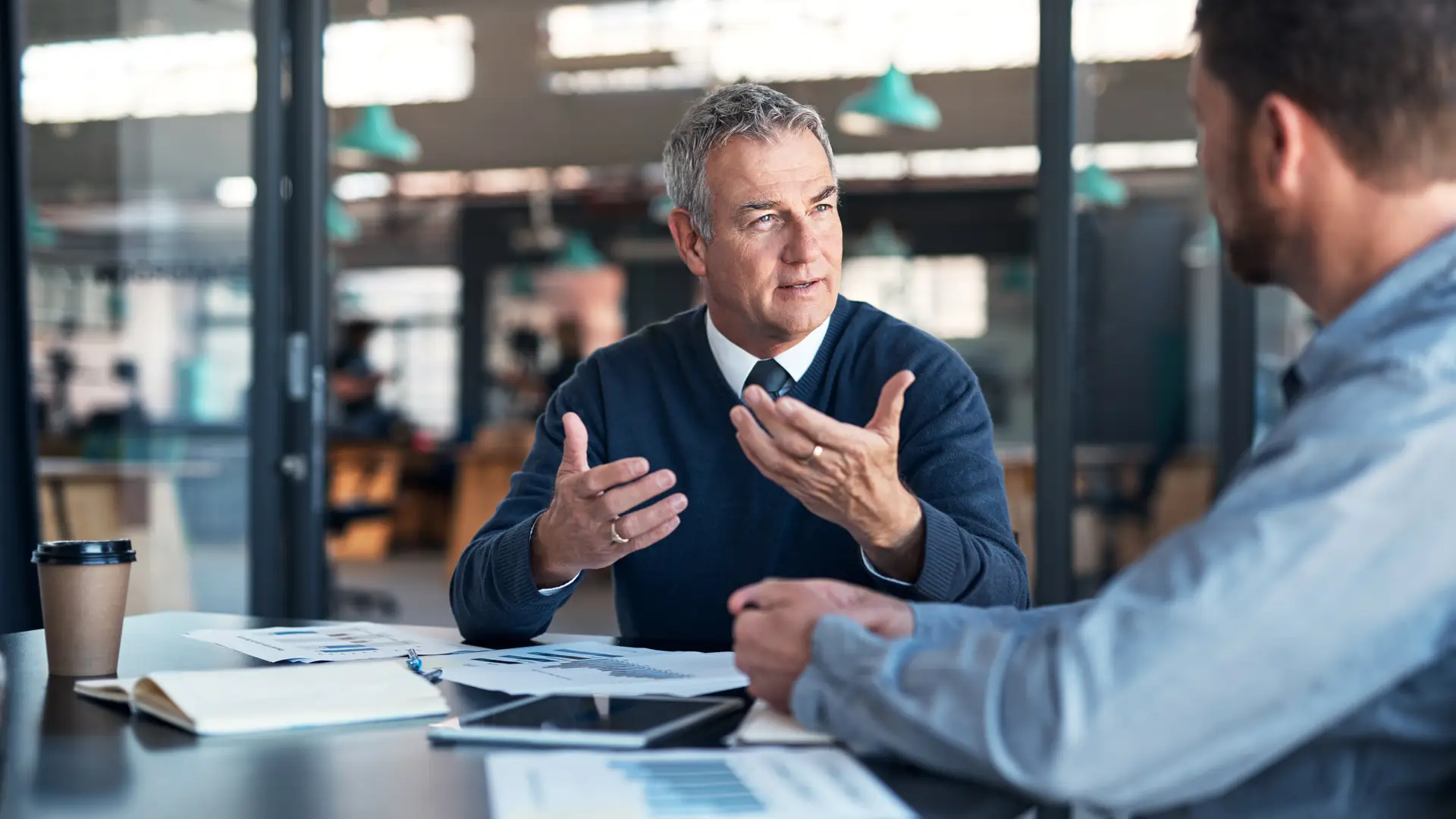 Hombre dando a su compañero de trabajo su opinión sobre seguros pelayo