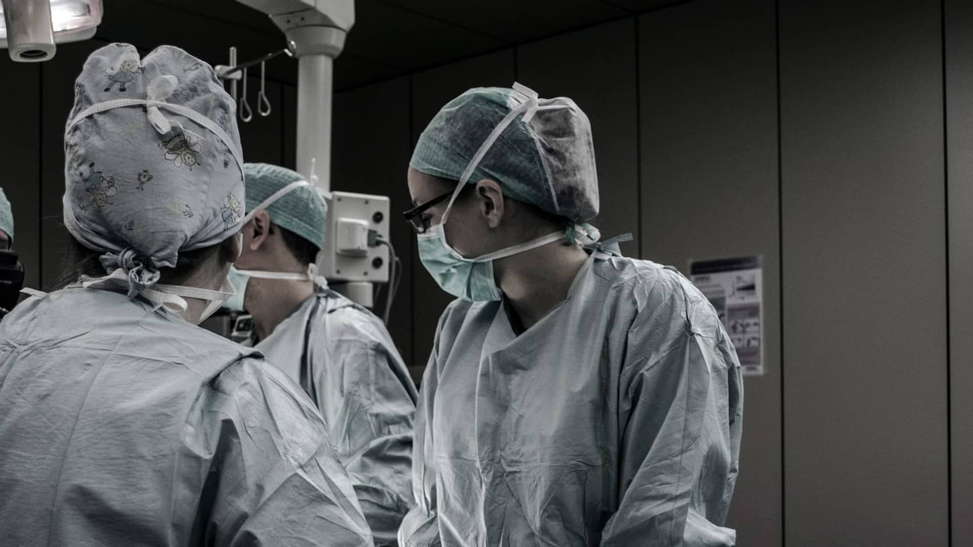 Persona haciendo una pirámide con dados con dibujos que hacen referencia a la salud simboliza seguro médico pelayo Persona haciendo una pirámide con dados con dibujos que hacen referencia a la salud simboliza seguro médico pelayo