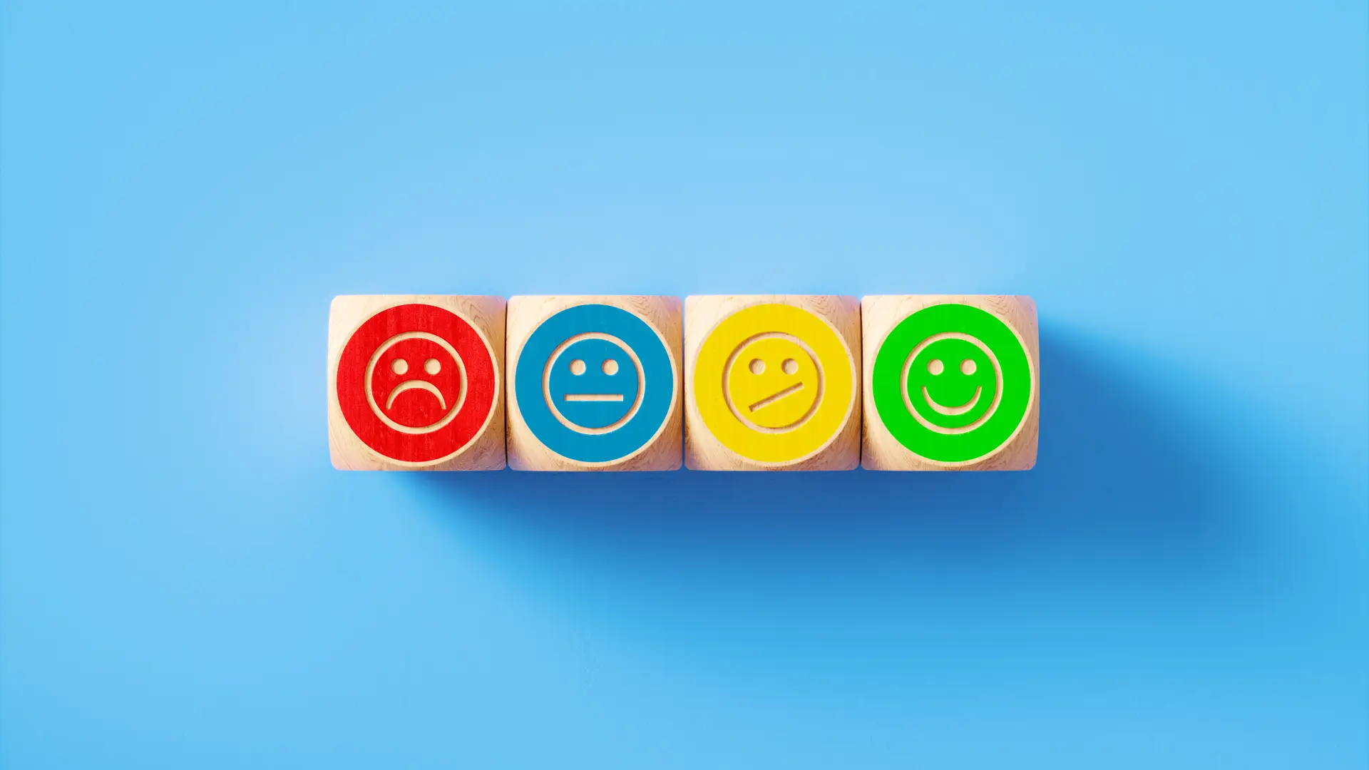 Dados de madera con caras con diferentes símbolos usados para dar opinión de aseguradora penelope