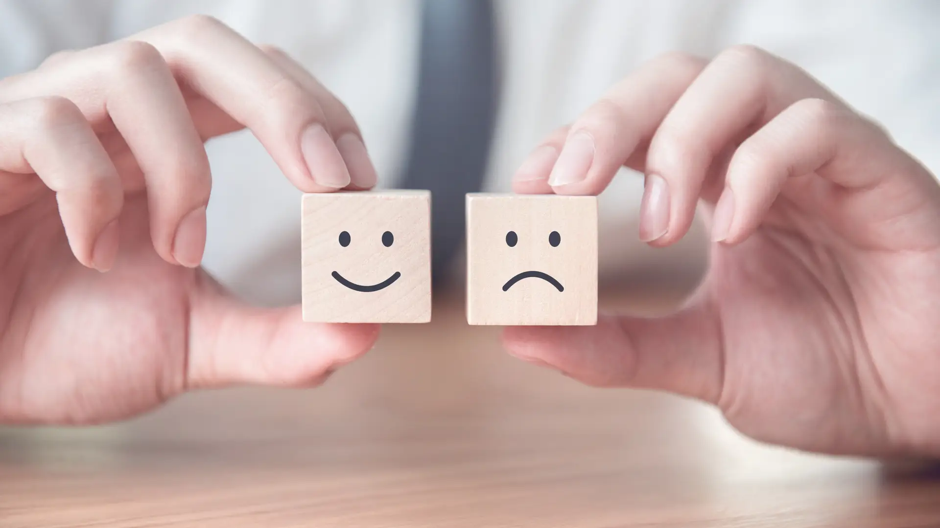 Persona con dado con cara triste y sonriente para dar su opinión sobre aseguradora plus ultra Persona con dado con cara triste y sonriente para dar su opinión sobre aseguradora plus ultra