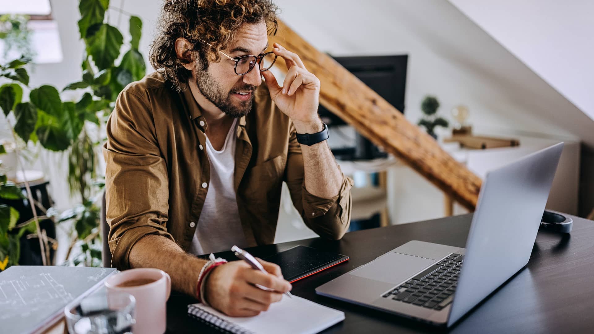 Hombre teletrabajando desde su casa con seguero de hogar con plus ultra seguros