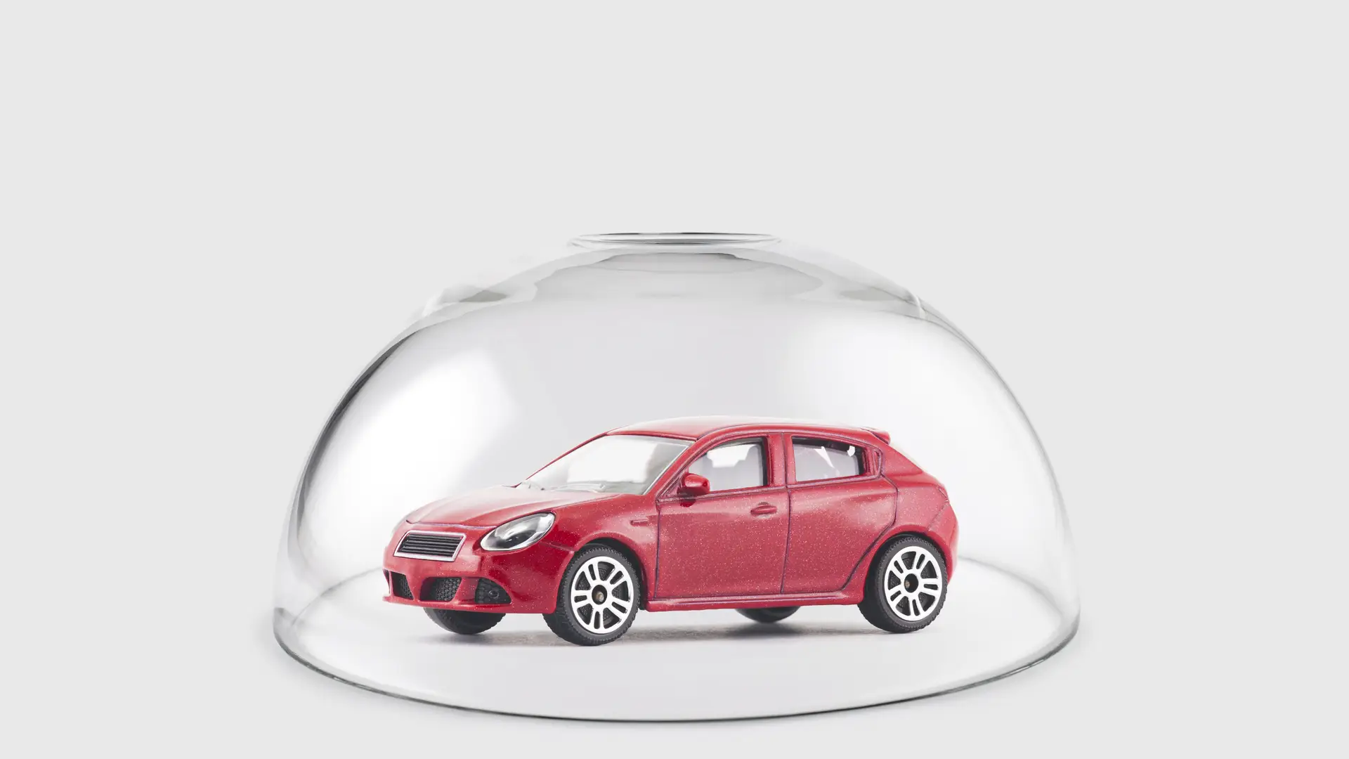 Coche protegido por una cúpula simboliza los seguros de coche de la aseguradora Prima