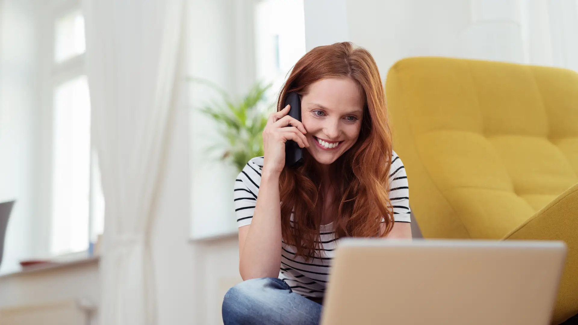 Una chica llamando por teléfono a la aseguradora Prima Seguros
