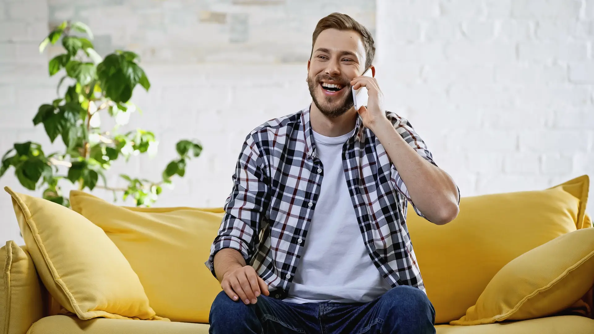Un joven hablando por teléfono con la aseguradora Purísima Un joven hablando por teléfono con la aseguradora Purísima