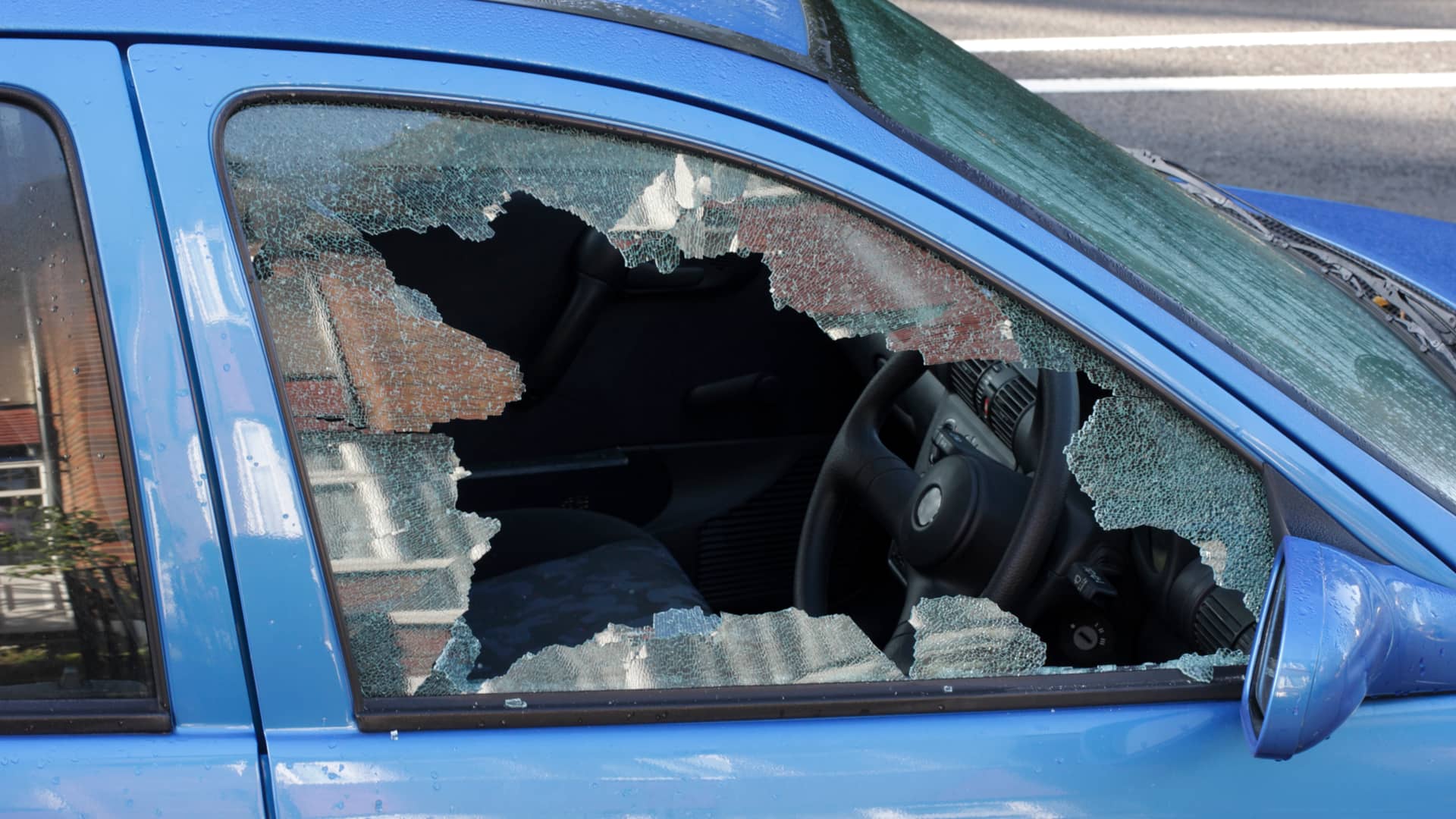 Coche de cliente de qualitas auto con cristal de ventana roto por lo cual ha dado parte Coche de cliente de qualitas auto con cristal de ventana roto por lo cual ha dado parte