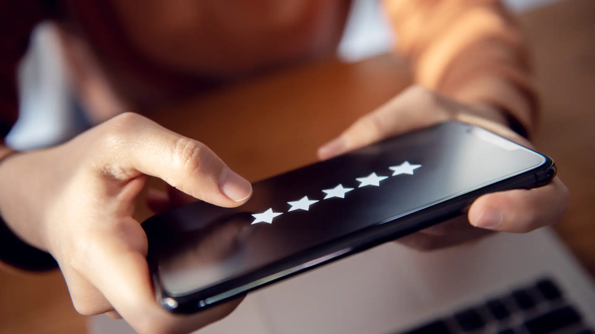 Persona calificando con cinco estrellas sirve de opinión para futuros clientes de qualitas auto