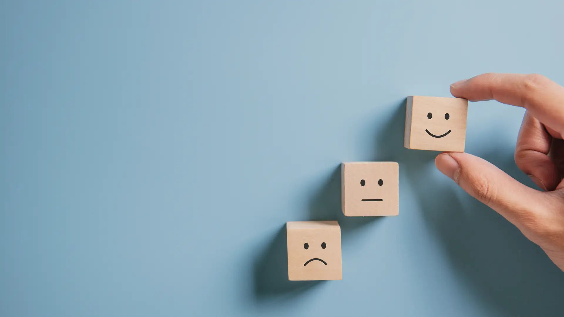 Persona eligiendo dado con cara sonriente para dar su opinión sobre aseguradora racc Persona eligiendo dado con cara sonriente para dar su opinión sobre aseguradora racc