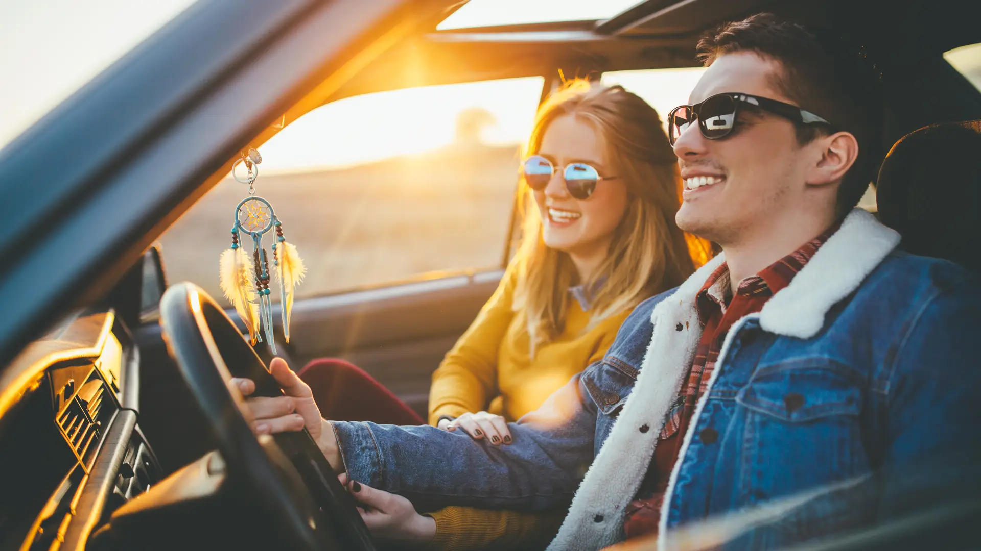 Pareja disfrutando de viaje con su coche asegurado con racc Pareja disfrutando de viaje con su coche asegurado con racc