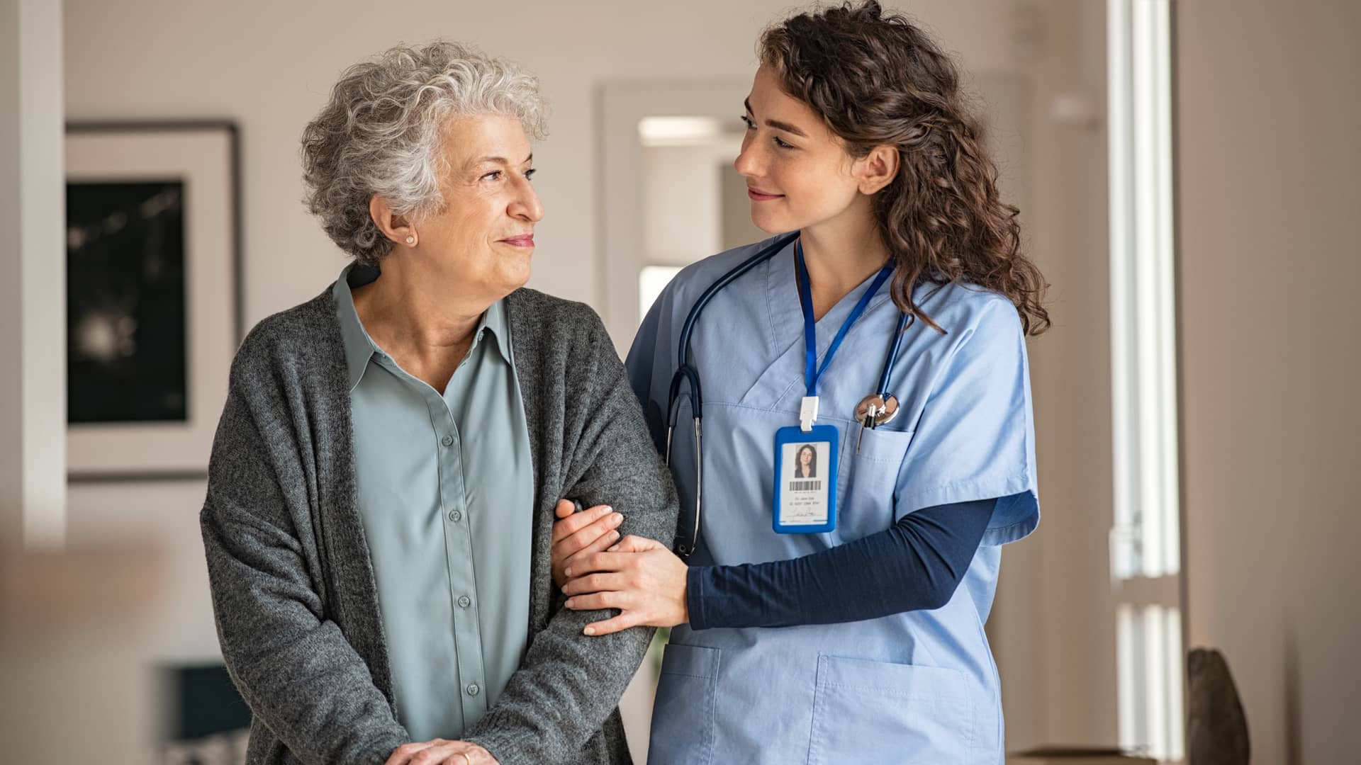 Médica de seguro de salud del racc acompañando a cliente hasta la salida Médica de seguro de salud del racc acompañando a cliente hasta la salida