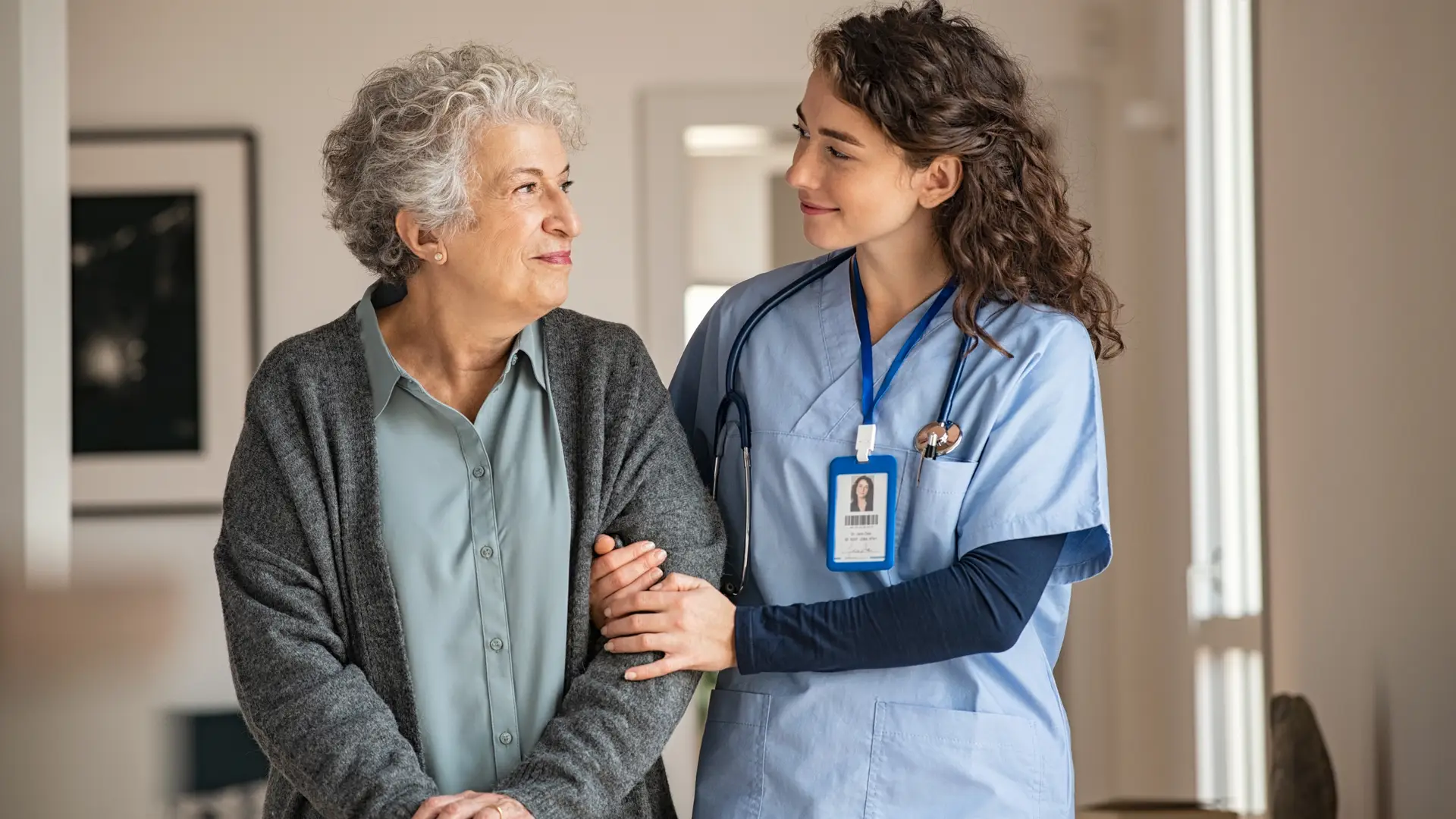 Médica de seguro de salud del racc acompañando a cliente hasta la salida Médica de seguro de salud del racc acompañando a cliente hasta la salida