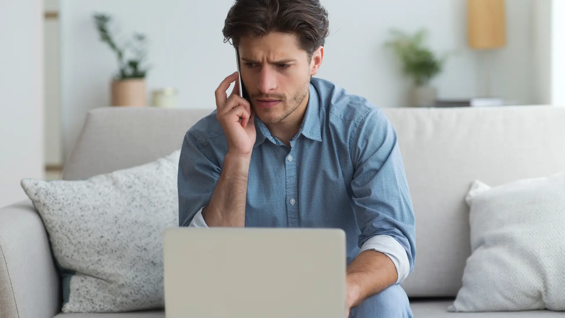 Chico serio llamando por telefono para dar de baja sus seguros con Race Seguros