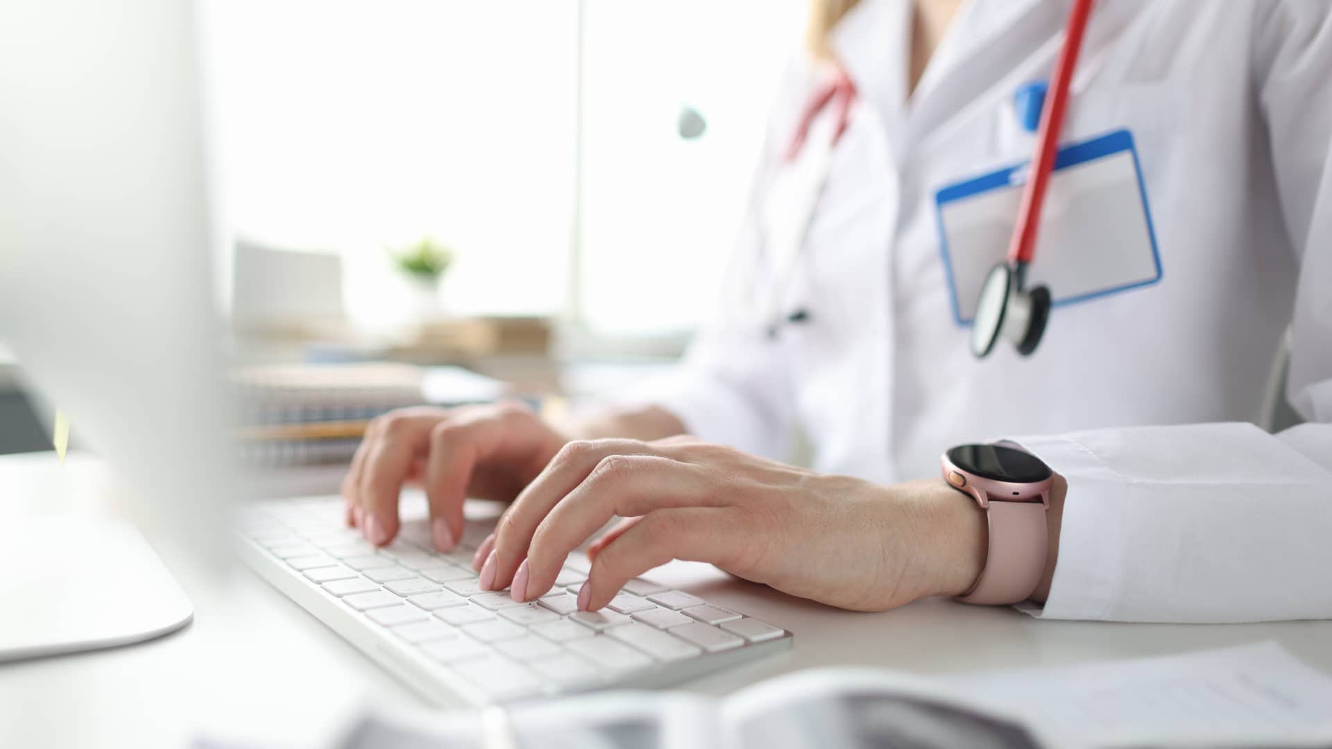 Médica viendo historial de cliente con seguro médico en el race