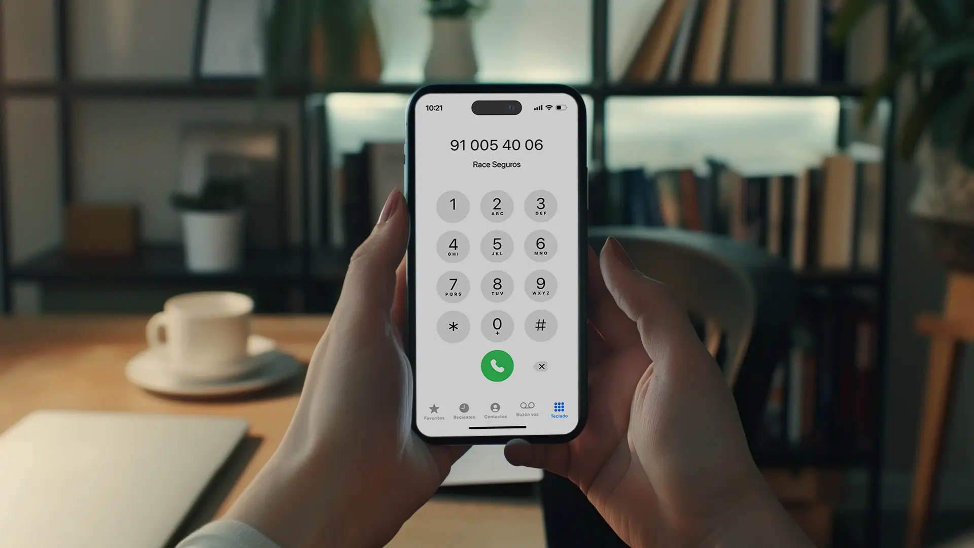 Pantalla de un móvil llamando al teléfono de Race Seguros que es el 91 005 40 06. Pantalla de un móvil llamando al teléfono de Race Seguros que es el 91 005 40 06.