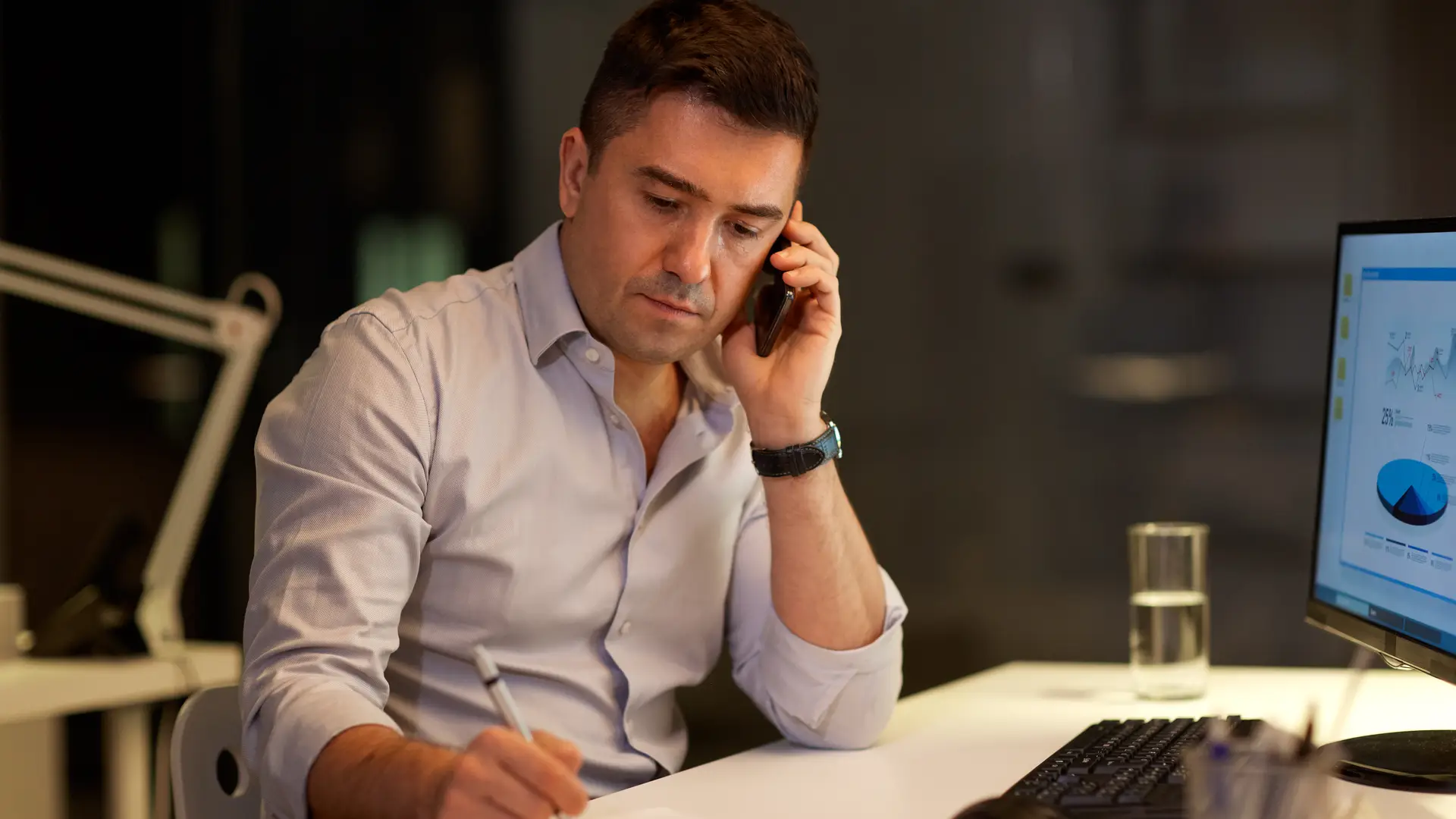 hombre hablando por telefono para dar de baja su seguro con reale seguros hombre hablando por telefono para dar de baja su seguro con reale seguros