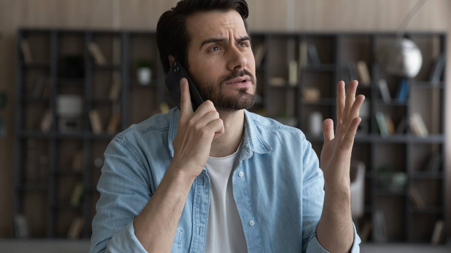 chico preocupado hablando por telefono tratando de dar parte a seguros reale chico preocupado hablando por telefono tratando de dar parte a seguros reale