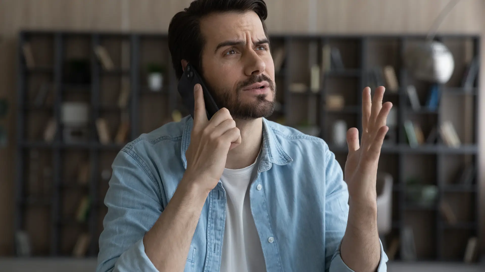 chico preocupado hablando por telefono tratando de dar parte a seguros reale chico preocupado hablando por telefono tratando de dar parte a seguros reale