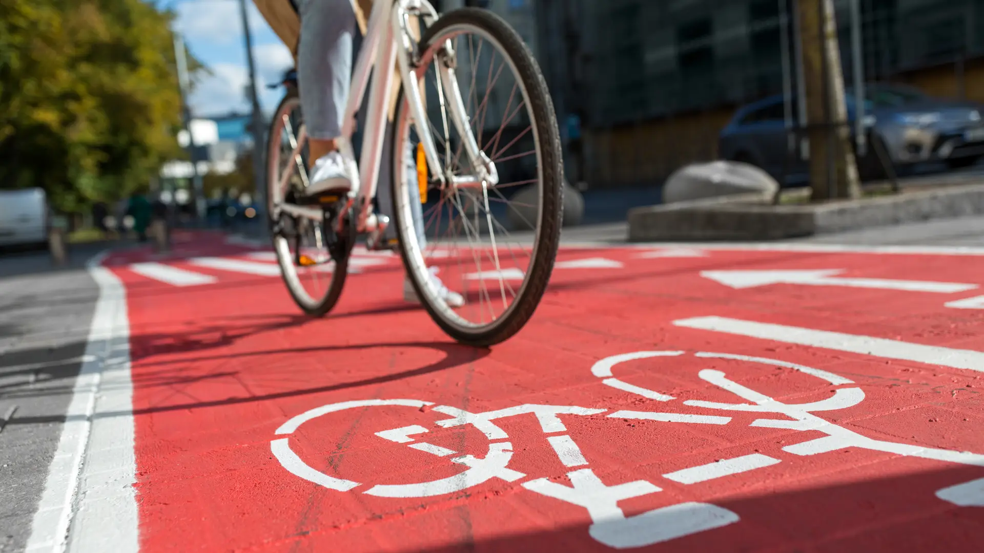 persona que tiene seguro de bicicleta con reale pedaleando por el carril bici de su ciudad persona que tiene seguro de bicicleta con reale pedaleando por el carril bici de su ciudad