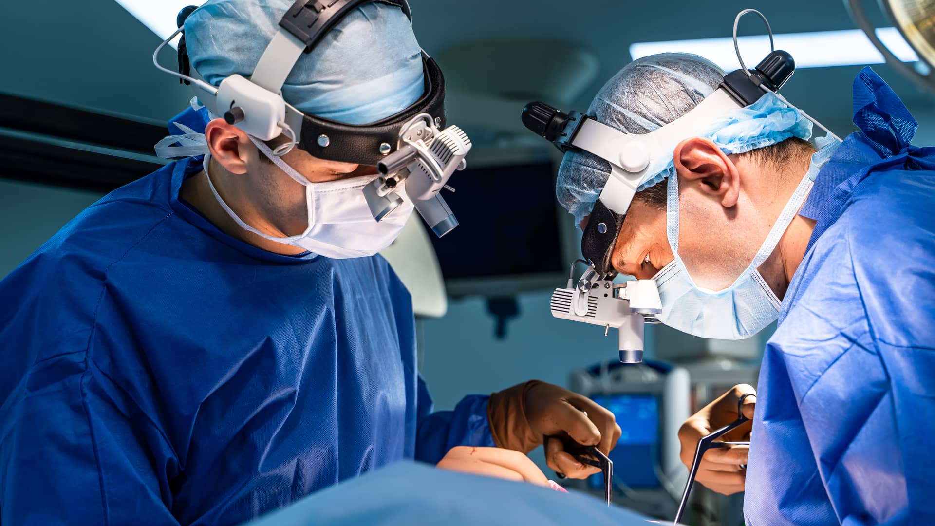 Equipo de cirujanos bariatricos del cuadro médico de Sanitas en plena intervención dentro del quirófano