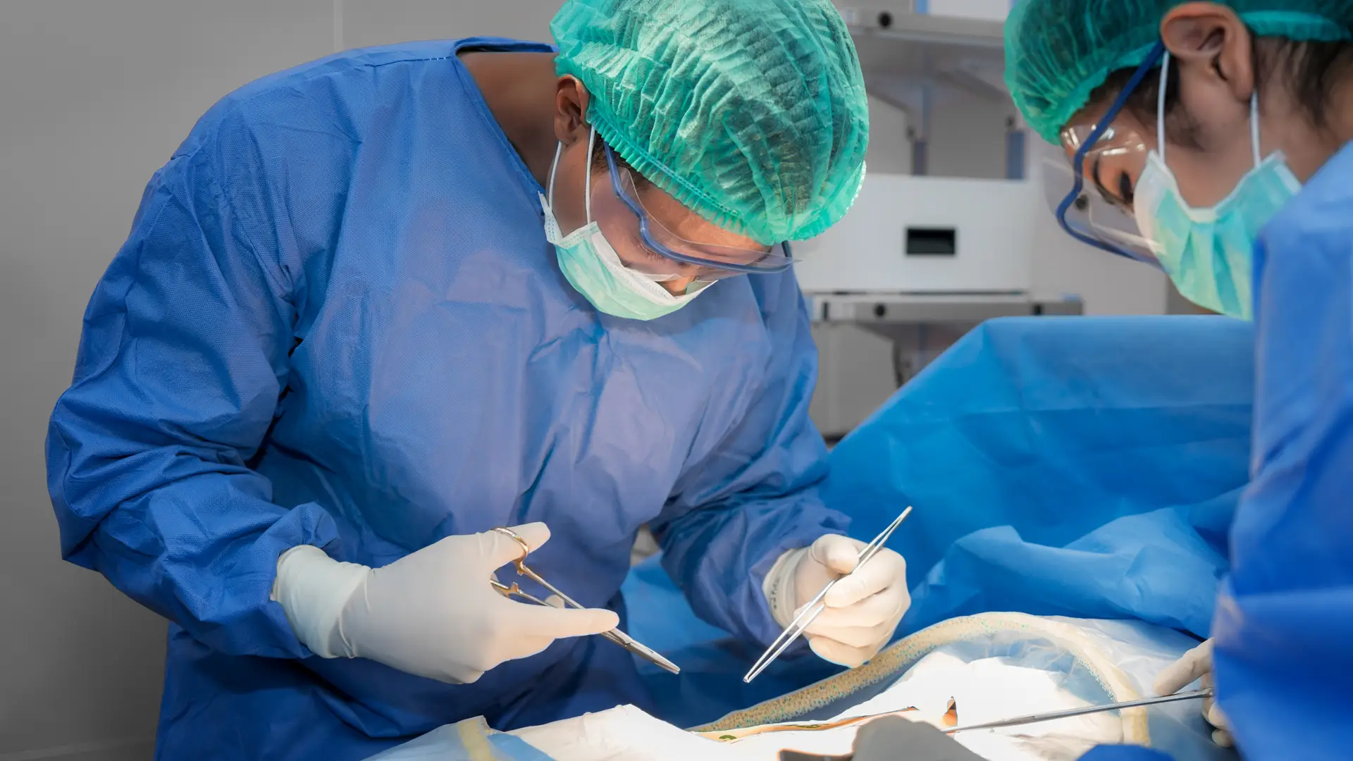 Dos cirujanos vasculares del cuadro médico de Sanitas a punto de intervenir en un quirófano Dos cirujanos vasculares del cuadro médico de Sanitas a punto de intervenir en un quirófano